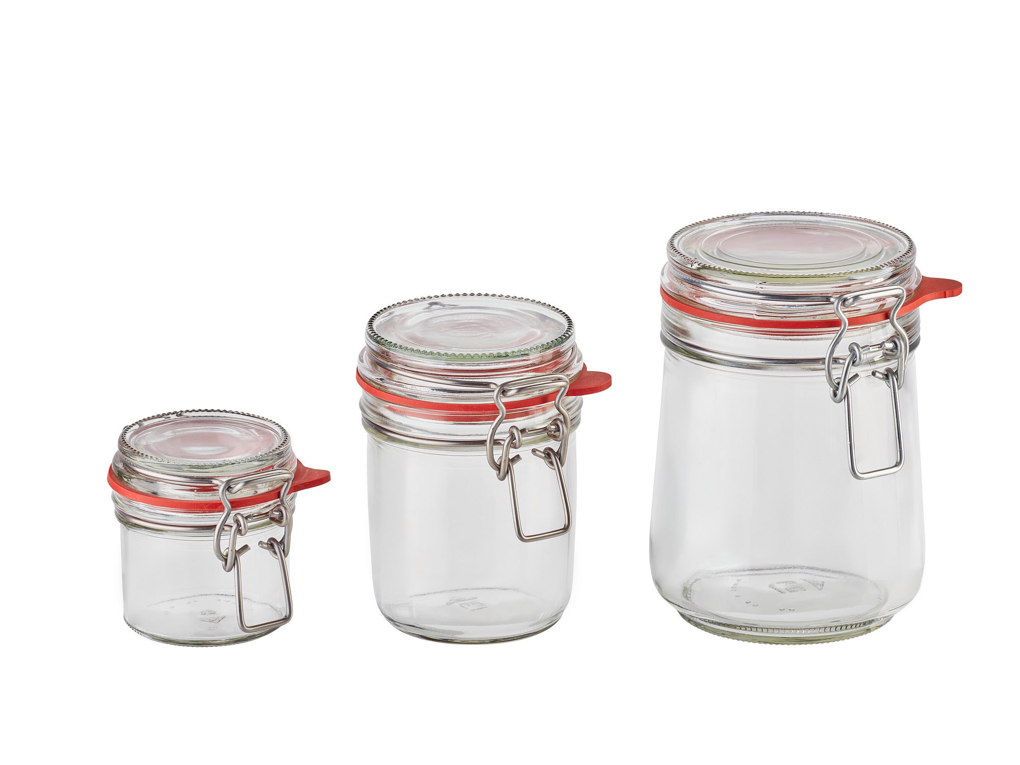 Drei Drahtbügelgläser in verschiedenen Größen mit rotem Gummiring und Metallverschluss. Ideal zur Aufbewahrung von Lebensmitteln oder als dekorative Elemente.