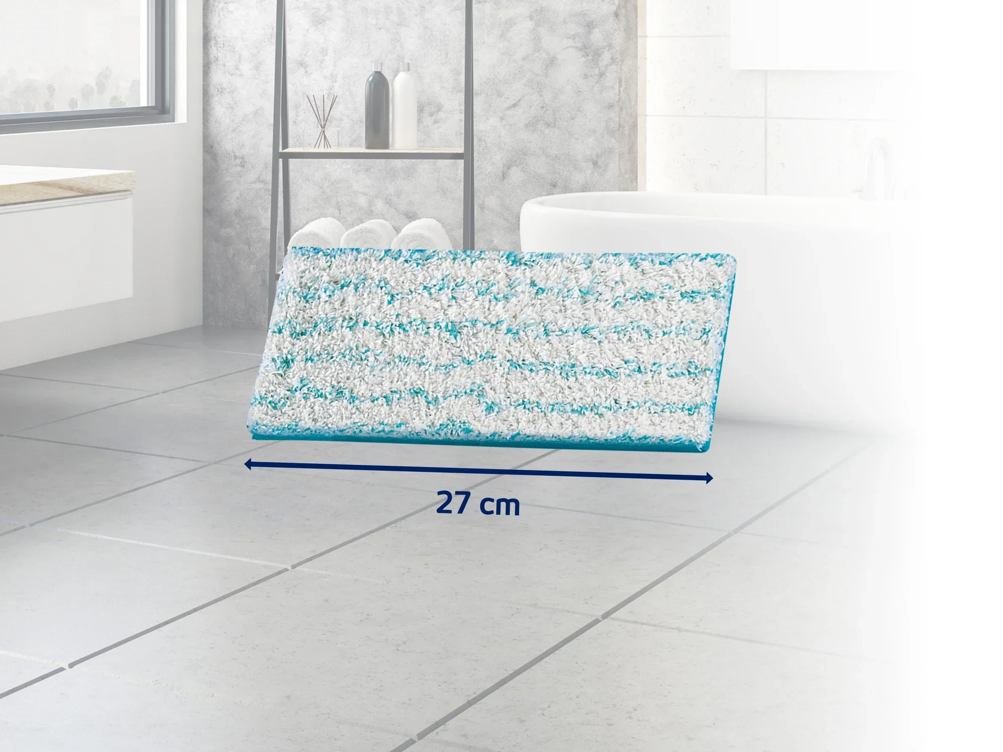 Ein rechteckiger Wischmopp-Aufsatz mit blauen und weißen Streifen liegt auf einem grauen Fliesenboden im Badezimmer. Der Aufsatz ist 27 cm breit und eignet sich ideal für die Bodenreinigung.