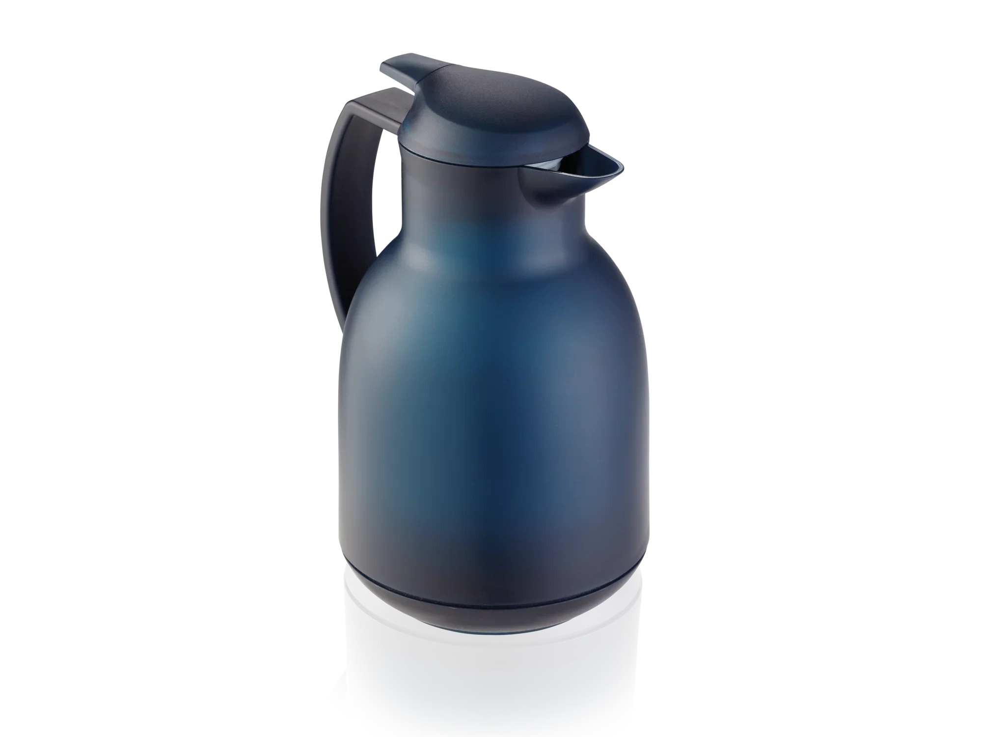 Bolero 1000 ml isoleerkan in donkerblauw. De kan heeft een elegant, modern ontwerp met een praktisch handvat en een veilige sluiting. Ideaal voor warme en koude dranken.