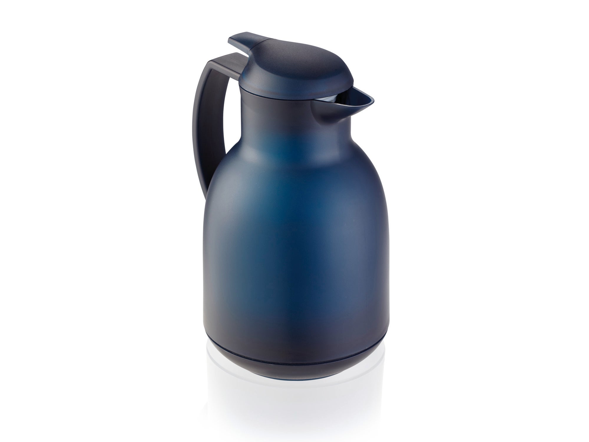 Isolierkanne Bolero 1000 ml in Dunkelblau. Die Kanne hat ein elegantes, modernes Design mit einem praktischen Griff und einem sicheren Verschluss. Ideal für heiße und kalte Getränke.