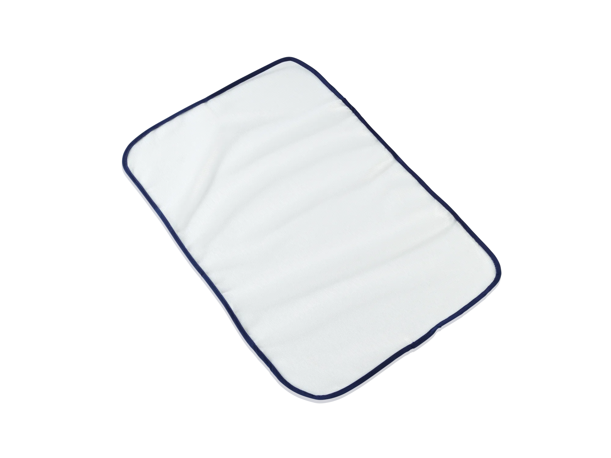 Een witte strijkdoek met een donkerblauwe rand die plat op een oppervlak ligt. Het is rechthoekig en glad, ideaal om kleding te beschermen tijdens het strijken. Perfect voor dagelijks gebruik.