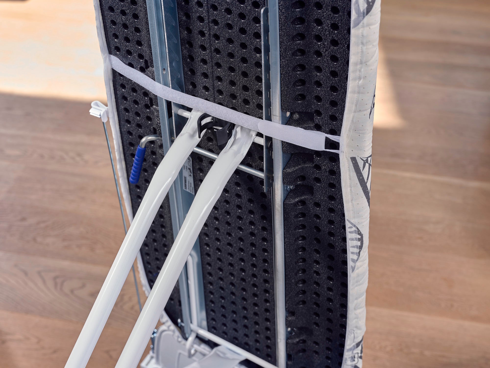 Housse pour table à repasser Perfect Steam sur une Air Board Express M. Gros plan sur le dessous avec des renforts métalliques solides et un matériau respirant pour un repassage efficace.