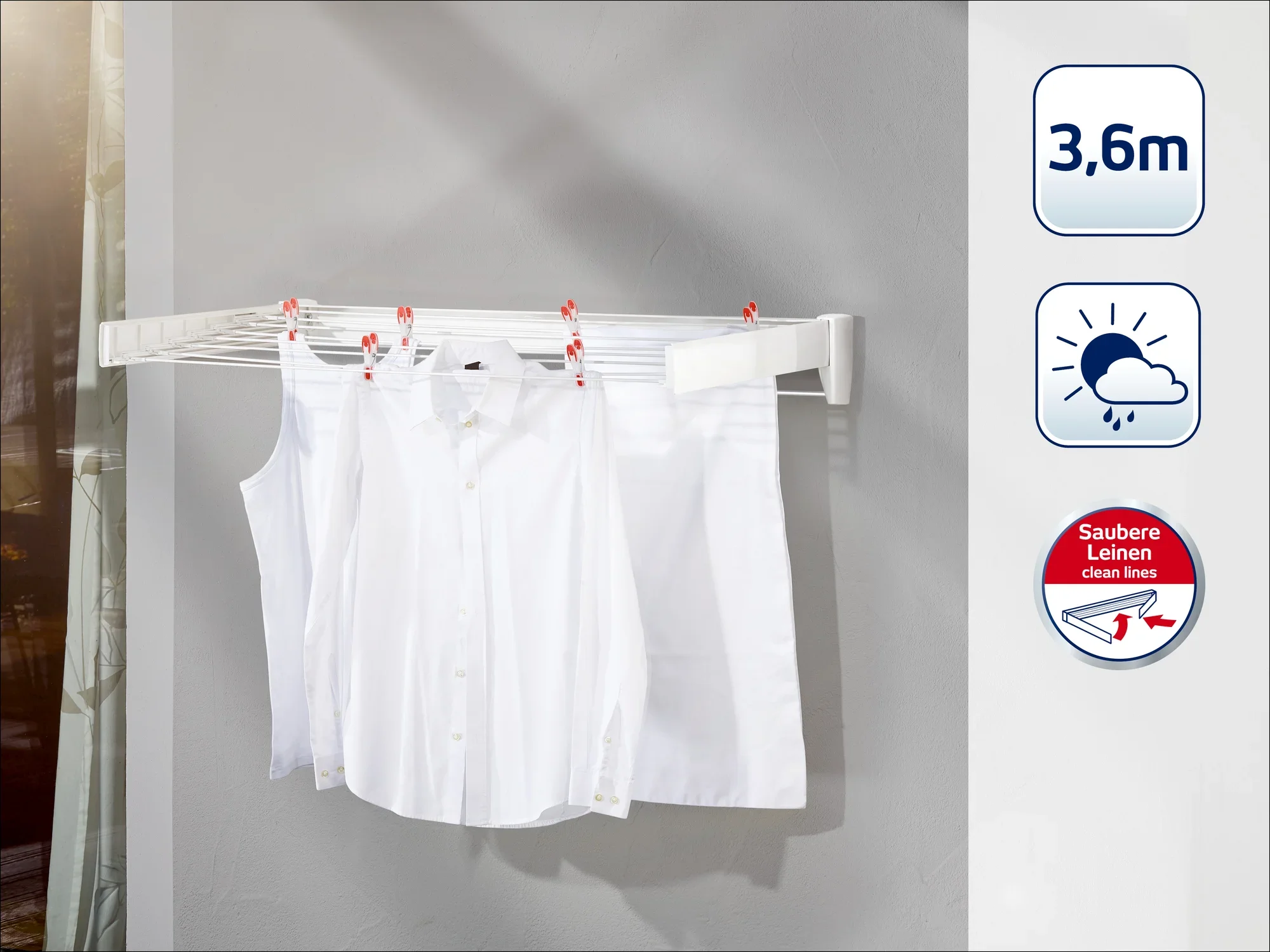 Een wanddroger met een drooglengte van 3,6 meter is gemonteerd op een grijze muur. Hij droogt witte kleding en toont symbolen voor weerbestendigheid en schoon linnengoed.