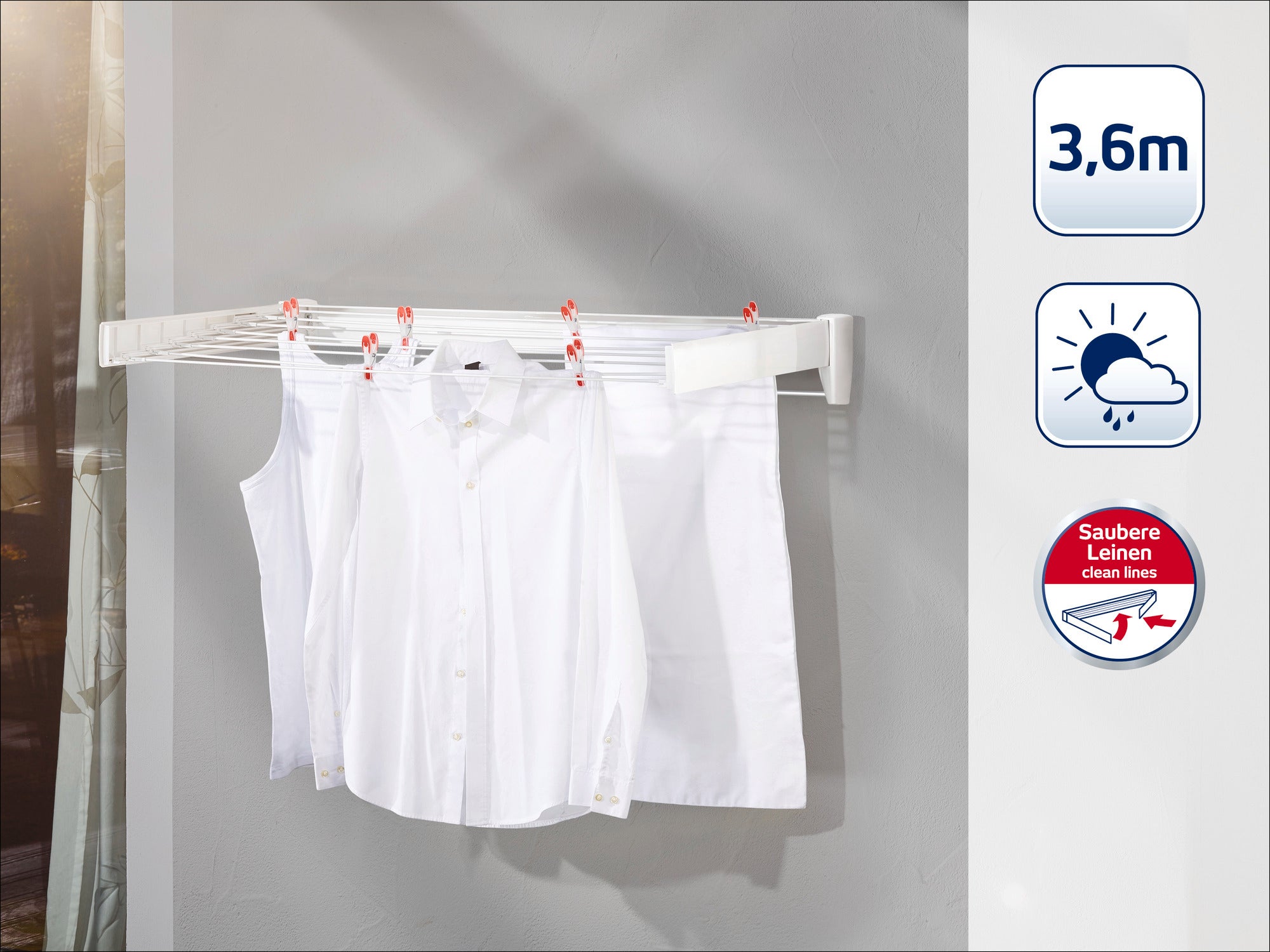 Ein Wandtrockner mit einer Trockenlänge von 3,6 Metern ist an einer grauen Wand montiert. Er trocknet weiße Kleidung und zeigt Symbole für Wetterbeständigkeit und saubere Leinen.