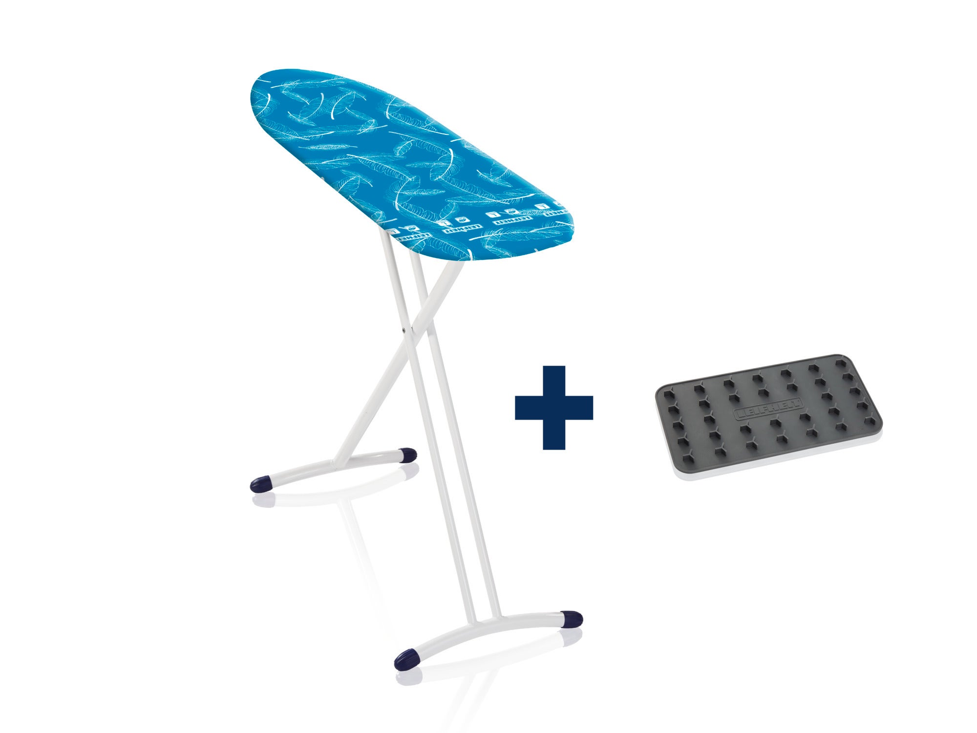 Table à repasser Air Board L Solid Shoulder avec housse bleue et pieds blancs stables. Comprend un support supplémentaire pour le fer à repasser. Idéale pour un repassage efficace.
