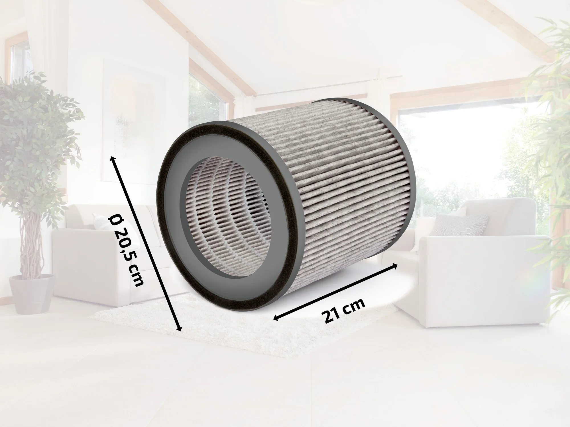 Cylindryczny filtr powietrza o średnicy 20,5 cm i długości 21 cm. Filtr jest umieszczony w jasnym, nowoczesnym salonie, w otoczeniu roślin i mebli.