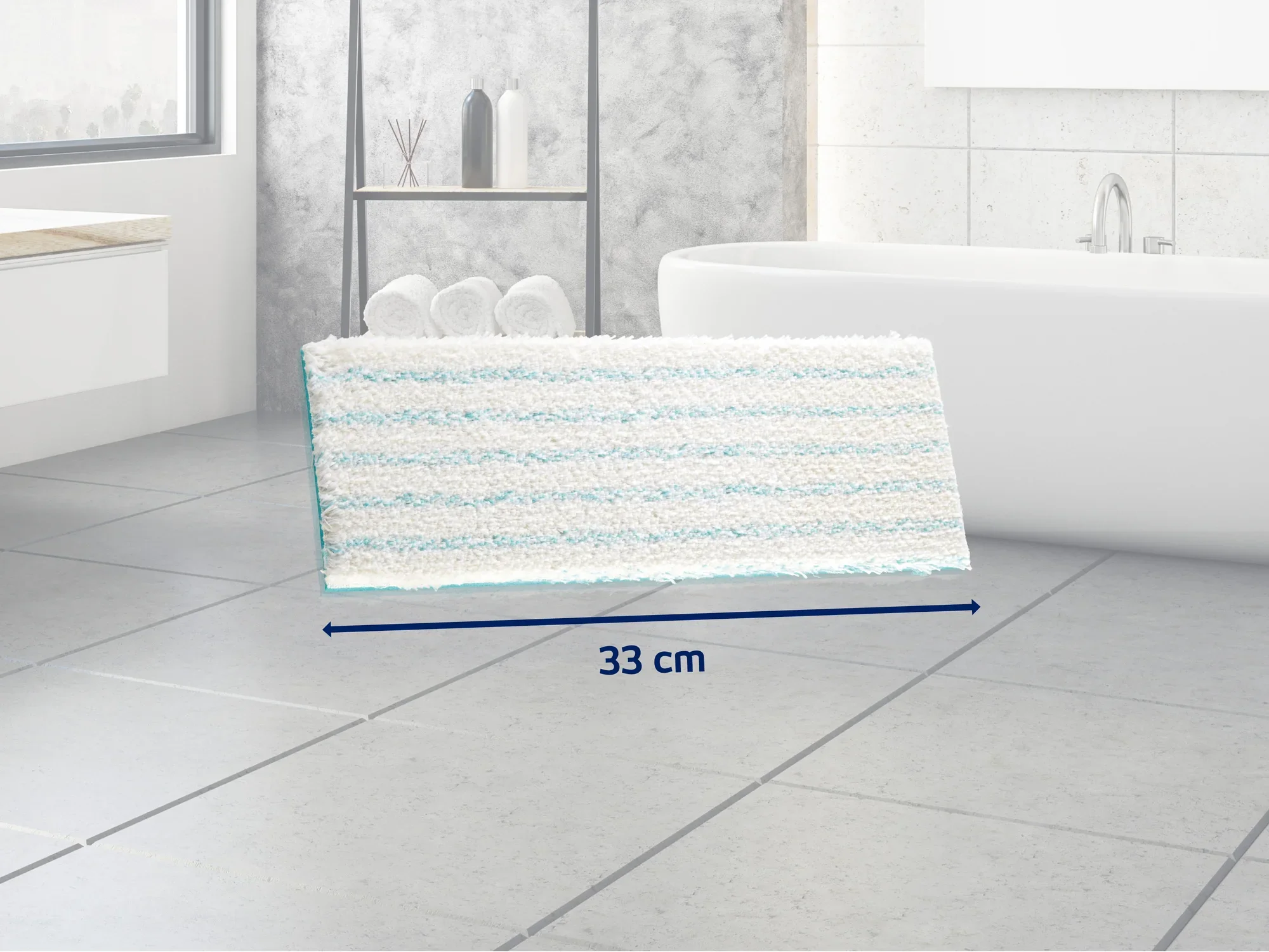 Un lavapavimenti rettangolare con strisce blu e bianche è appoggiato su un pavimento piastrellato grigio in un bagno moderno. Il lavapavimenti è largo 33 cm ed è ideale per pulire i pavimenti.