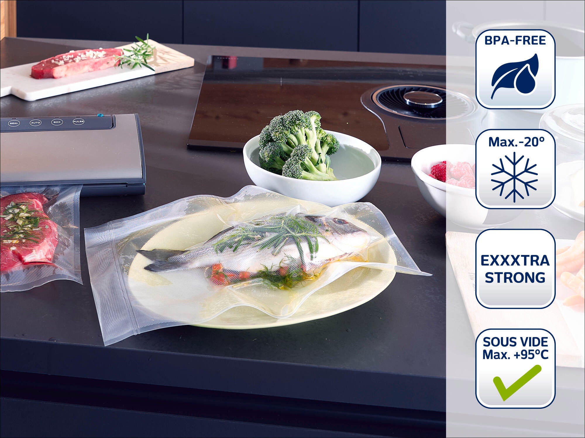 Vakuumierbeutel auf einer Küchenarbeitsplatte mit frischem Fisch und Gemüse. Die Beutel sind BPA-frei, halten Temperaturen bis -20°C aus und sind für Sous-Vide-Garen bis 95°C geeignet.
