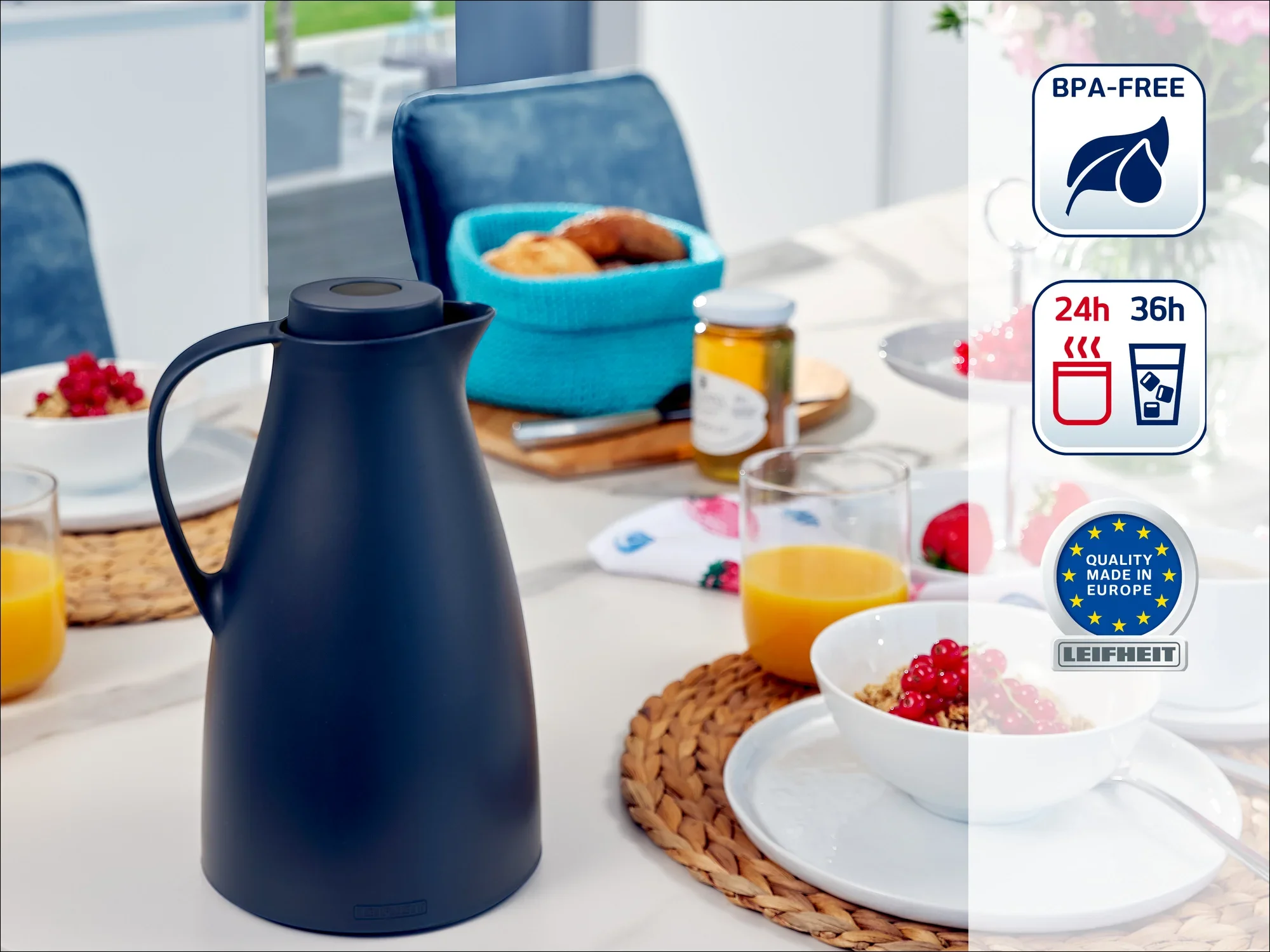 Een zwarte thermoskan staat op een ontbijttafel. Naast de kan staan kommen met muesli, sinaasappelsap en jam. De kan is BPA-vrij en gemaakt in Europa.