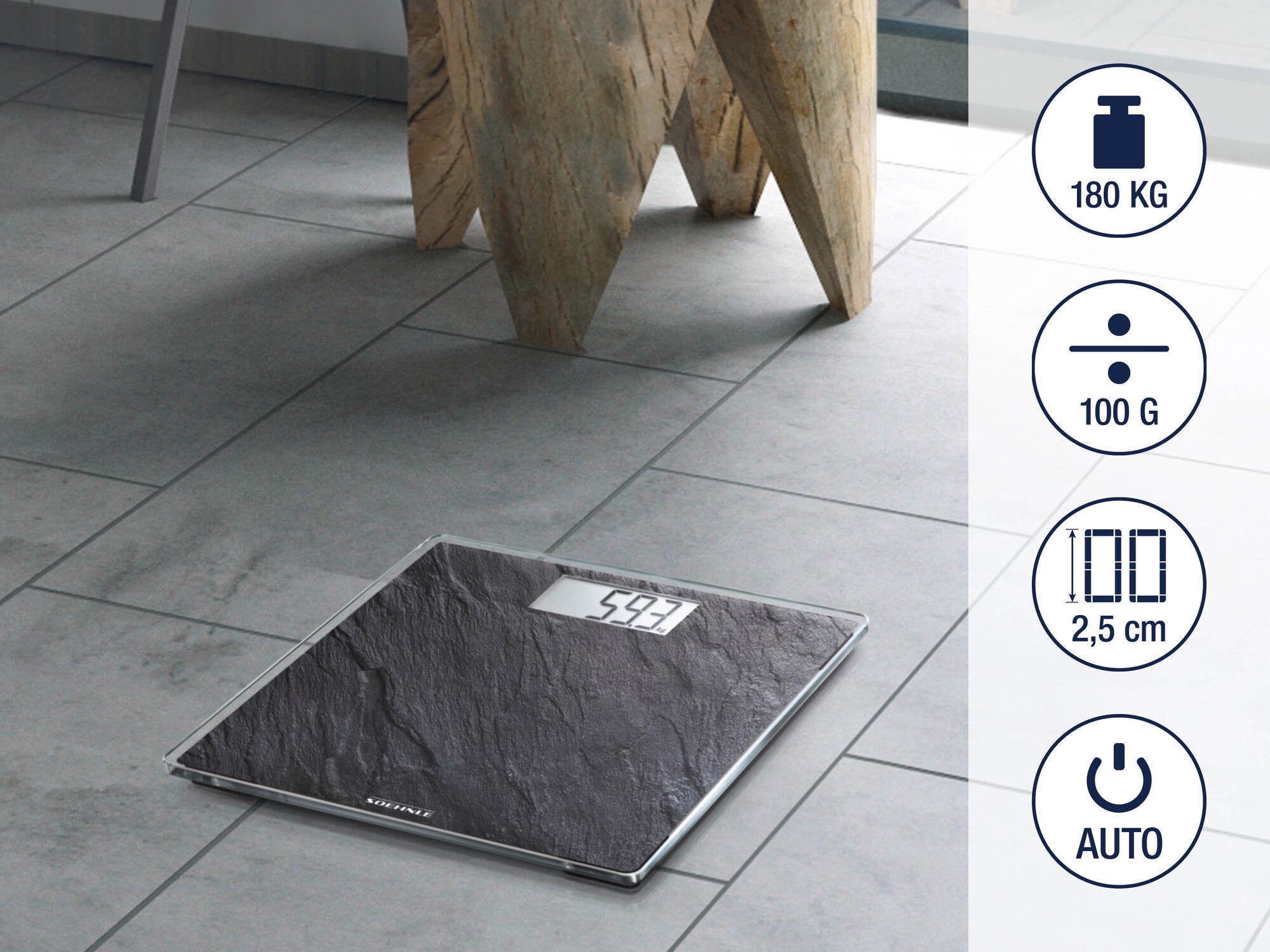Digitale Personenwaage auf einem Fliesenboden. Die Waage hat eine maximale Tragkraft von 180 kg, misst in 100-g-Schritten und ist 2,5 cm hoch. Automatische Einschaltfunktion.