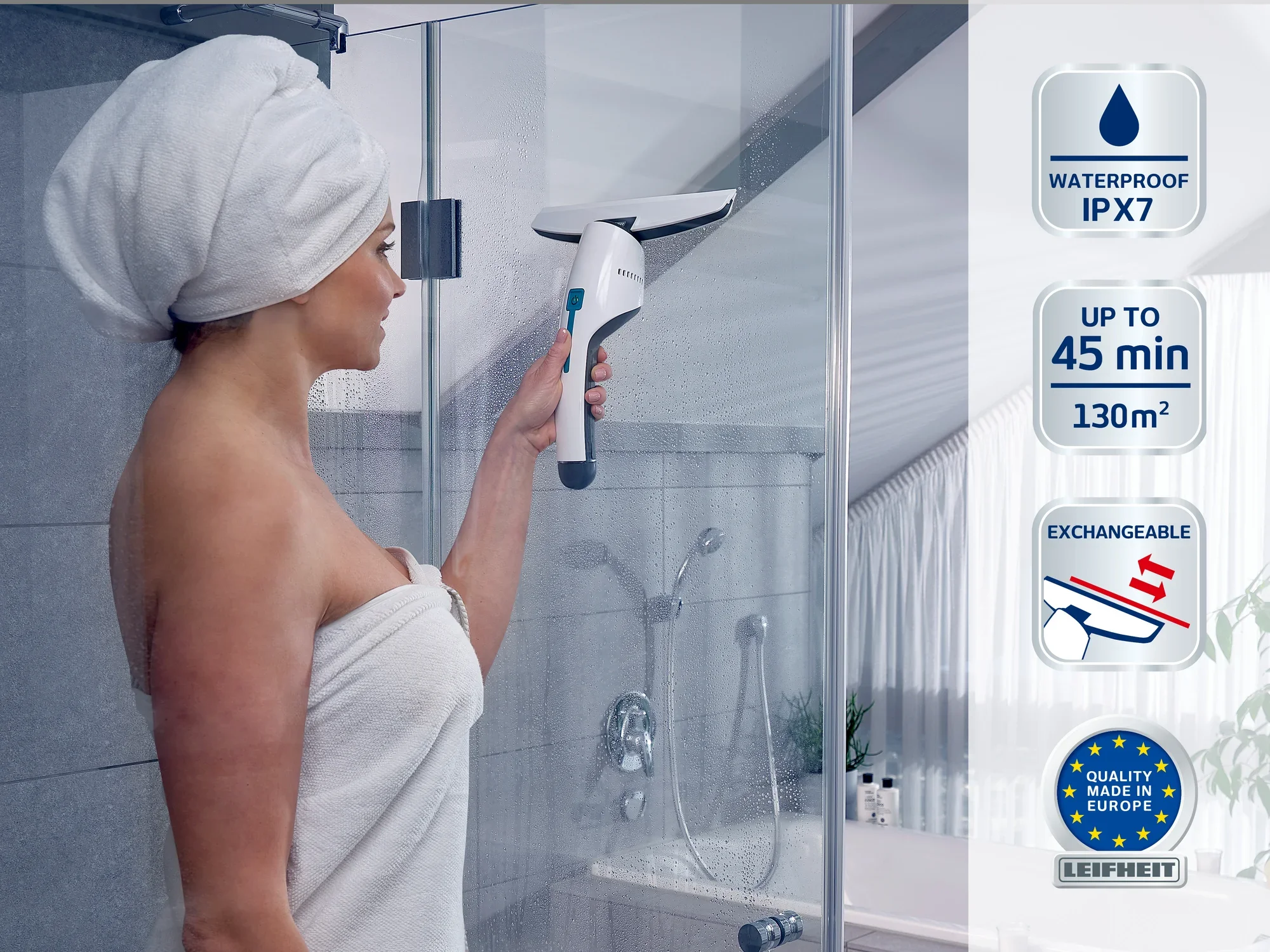 Eine Frau in einem Handtuch benutzt einen Fenstersauger in einer modernen Dusche. Der Sauger ist wasserdicht (IPX7), hat eine Laufzeit von bis zu 45 Minuten und ist für 130 m² geeignet. Qualitätssiegel "Made in Europe" sichtbar.