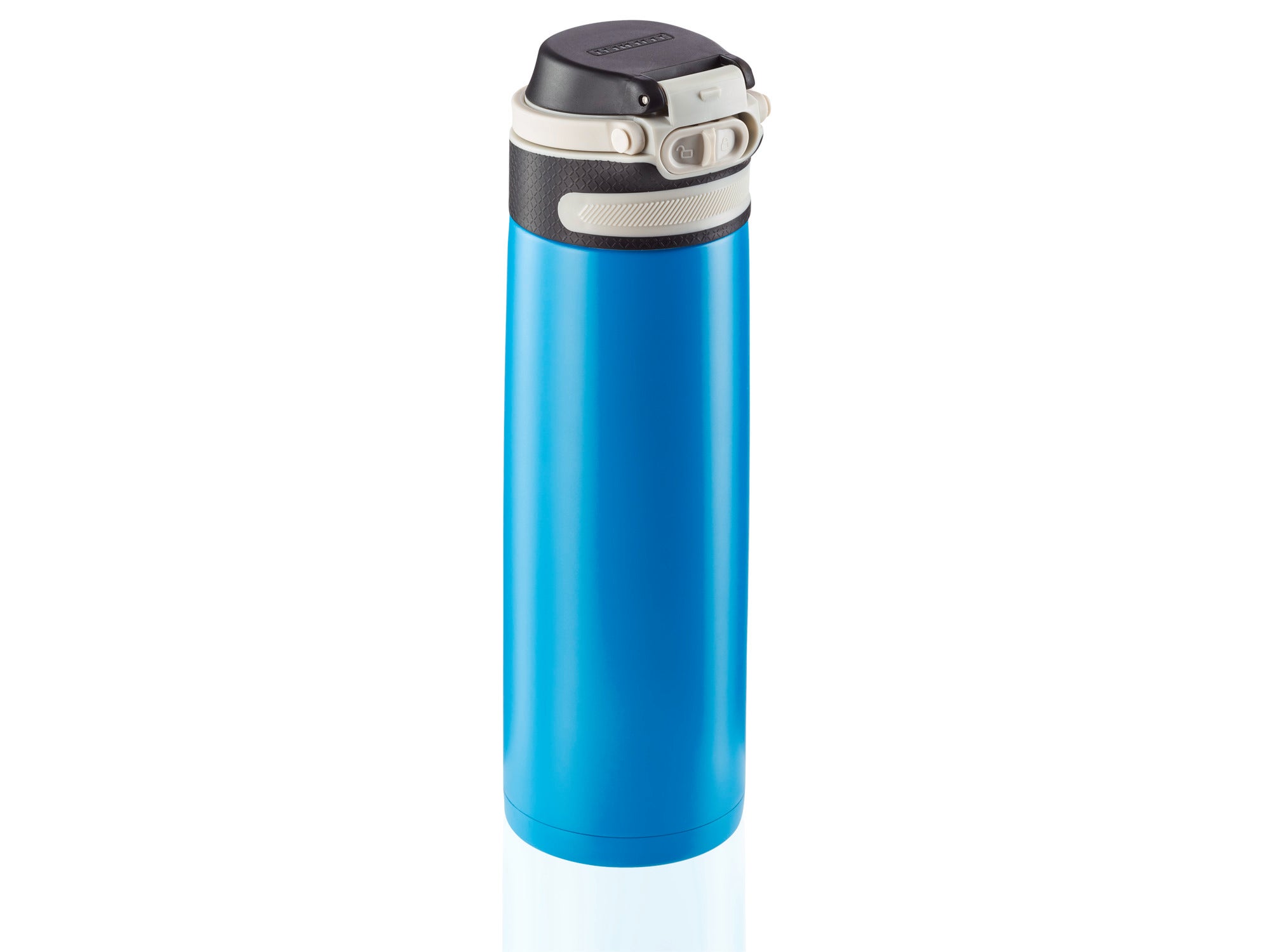 Ein hellblauer Isolierbecher mit einem Fassungsvermögen von 600 ml. Der Becher hat einen schwarzen Deckel mit einem praktischen Klappmechanismus. Ideal für unterwegs.