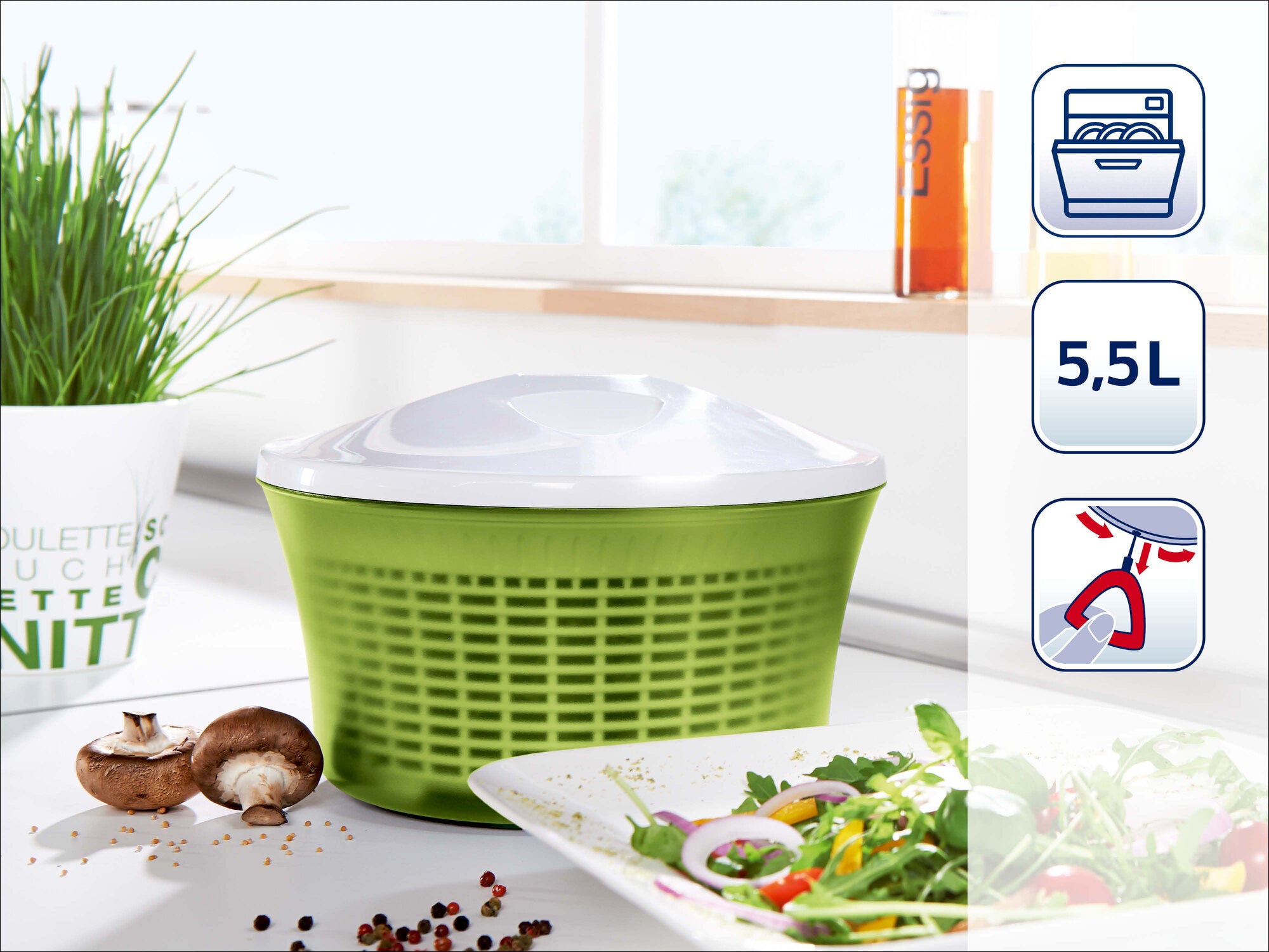 Leifheit Salatschleuder in Grün und Weiß auf heller Küchenarbeitsfläche, mit frisch zubereitetem Salat auf einem Teller. Seitlich eingeblendete Symbole zeigen 5,5 Liter Fassungsvermögen sowie die praktische Ausgießfunktion.