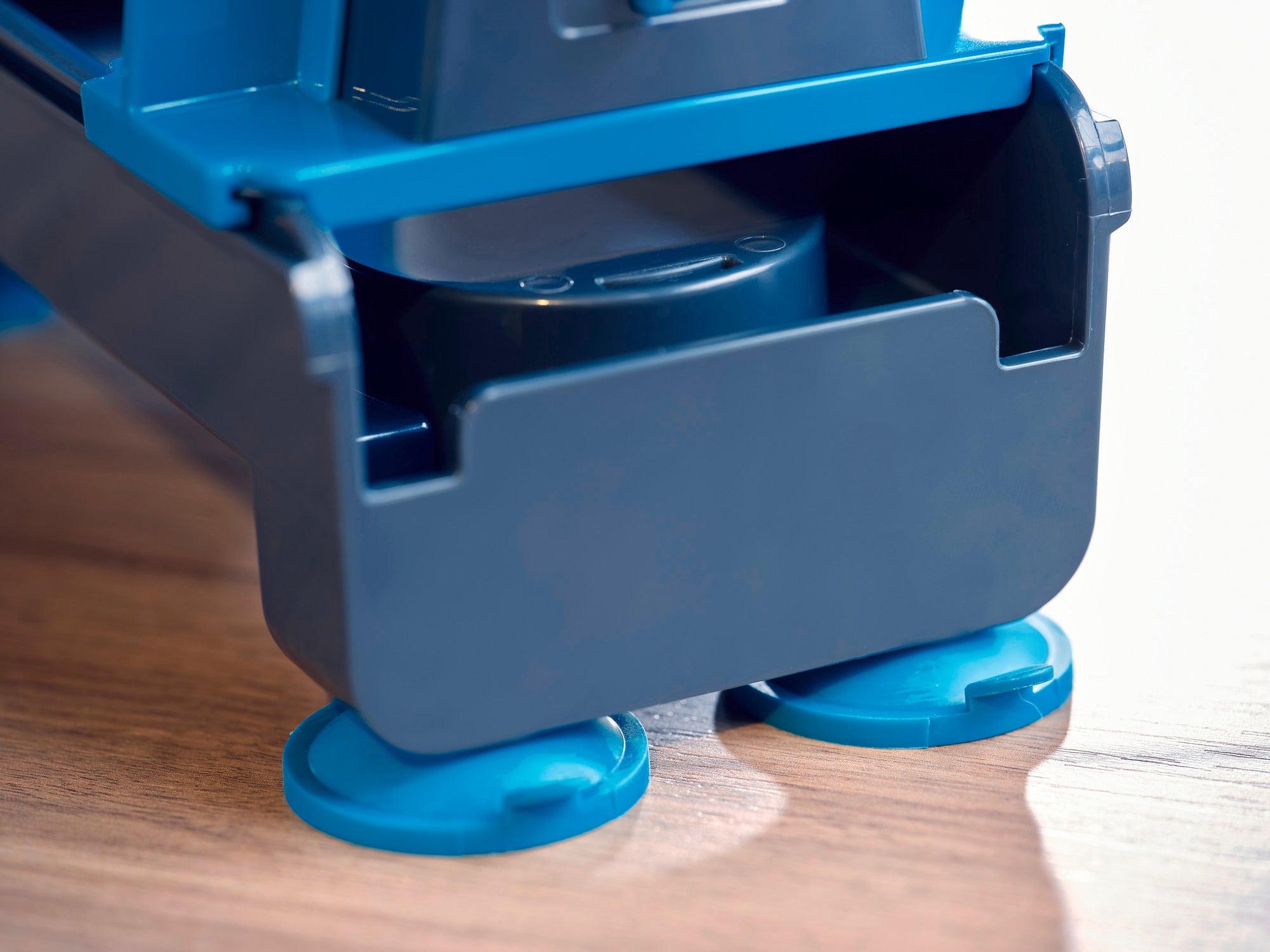 Ein Tisch-Spiralschneider mit stabilen Saugnäpfen, die für sicheren Halt auf der Arbeitsfläche sorgen. Ideal zum Schneiden von Gemüse in gleichmäßige Spiralen.