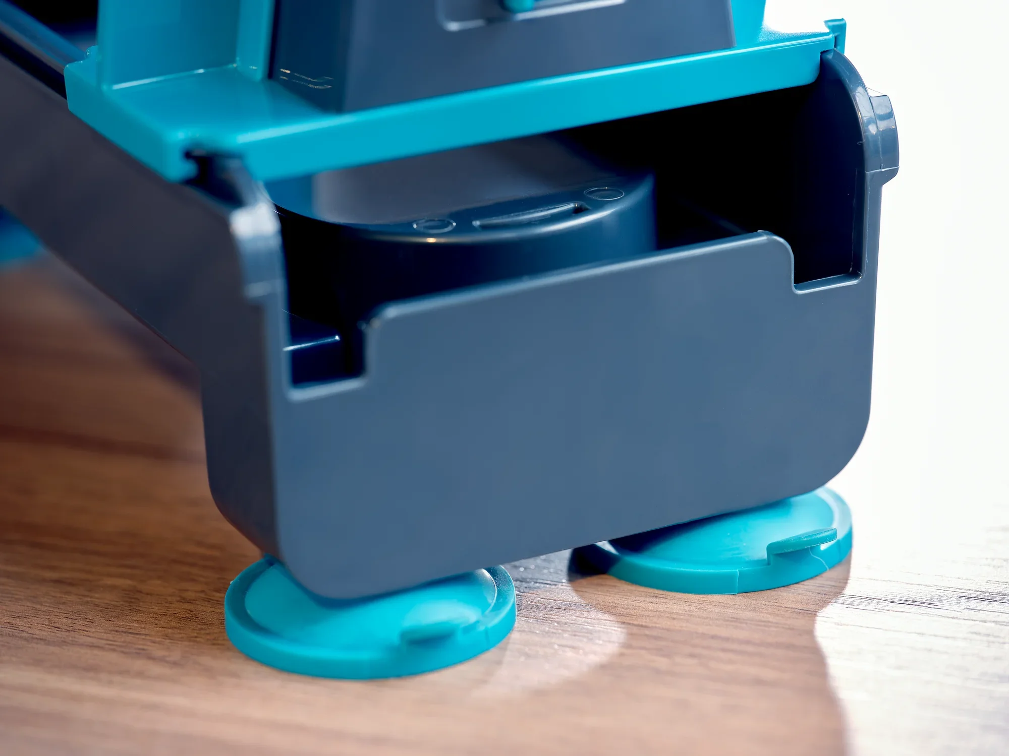 Ein Tisch-Spiralschneider mit stabilen Saugnäpfen, die für sicheren Halt auf der Arbeitsfläche sorgen. Ideal zum Schneiden von Gemüse in gleichmäßige Spiralen.