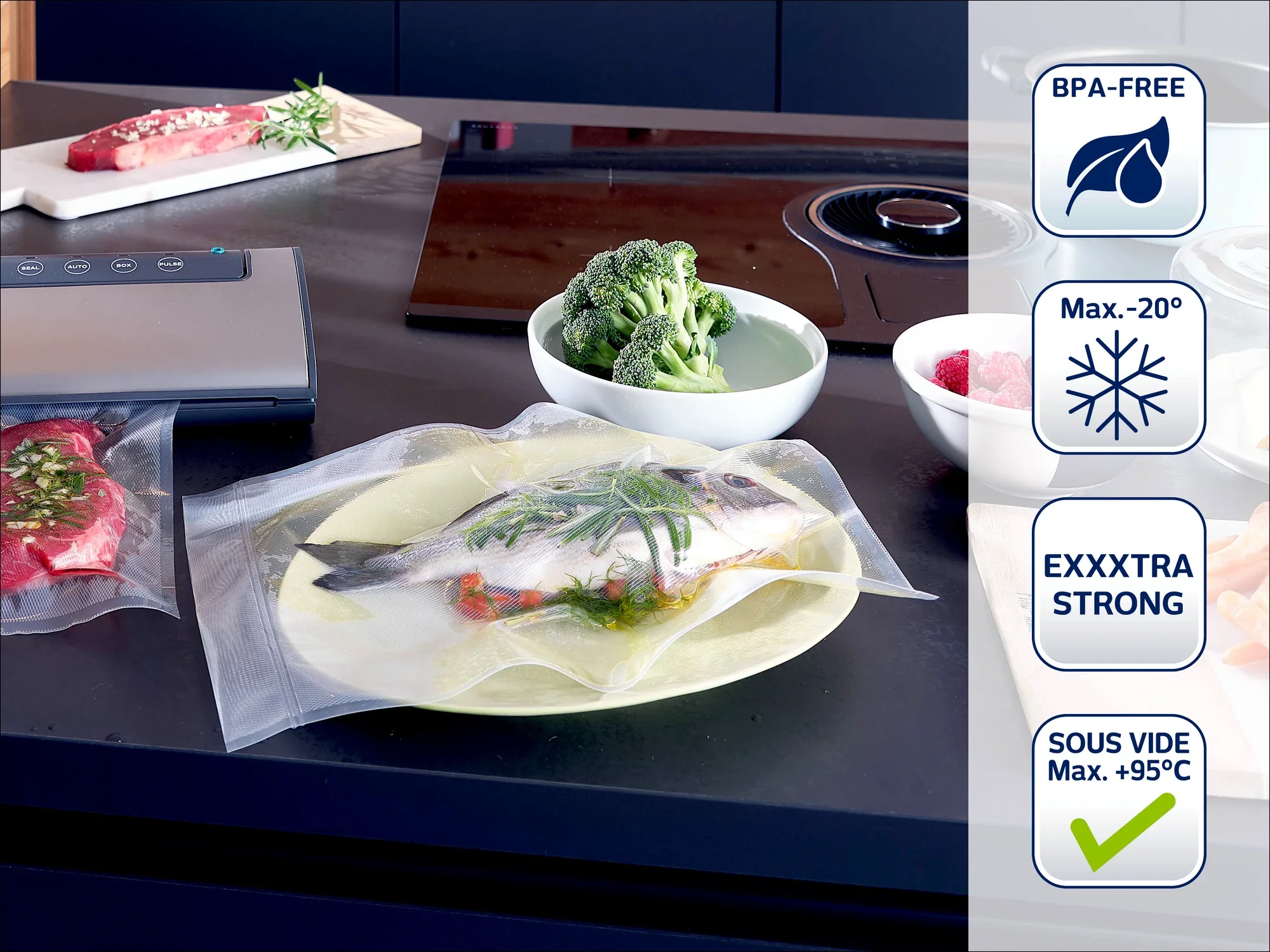 Worki próżniowe na stole wypełnione świeżymi rybami i warzywami. W tle widać inną żywność i zgrzewarkę próżniową. Woreczki są wolne od BPA, odpowiednie do temperatur do -20°C i +95°C oraz bardzo wytrzymałe.