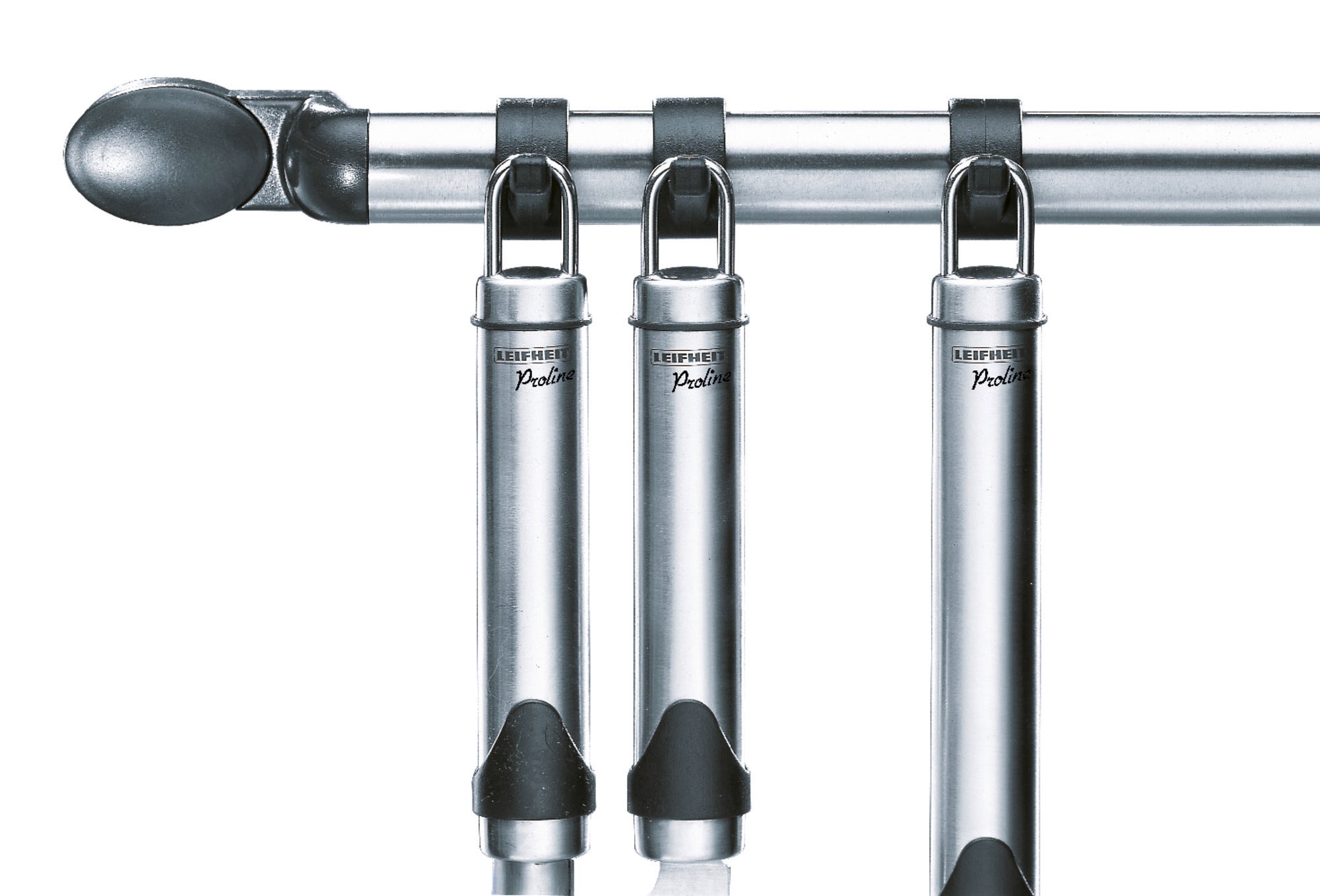 Hakenleiste mit drei Edelstahlhaken, die an einer Metallstange befestigt sind. Die Haken sind robust und ideal zum Aufhängen von Küchenutensilien oder Handtüchern.