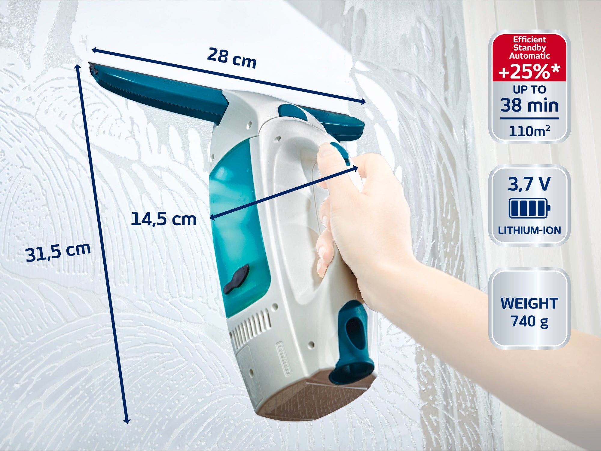 Ein Fensterreiniger mit ergonomischem Griff wird an einer Glasfläche verwendet. Das Gerät misst 28 cm in der Breite und 31,5 cm in der Höhe. Es ist leicht und wiegt 740 g.