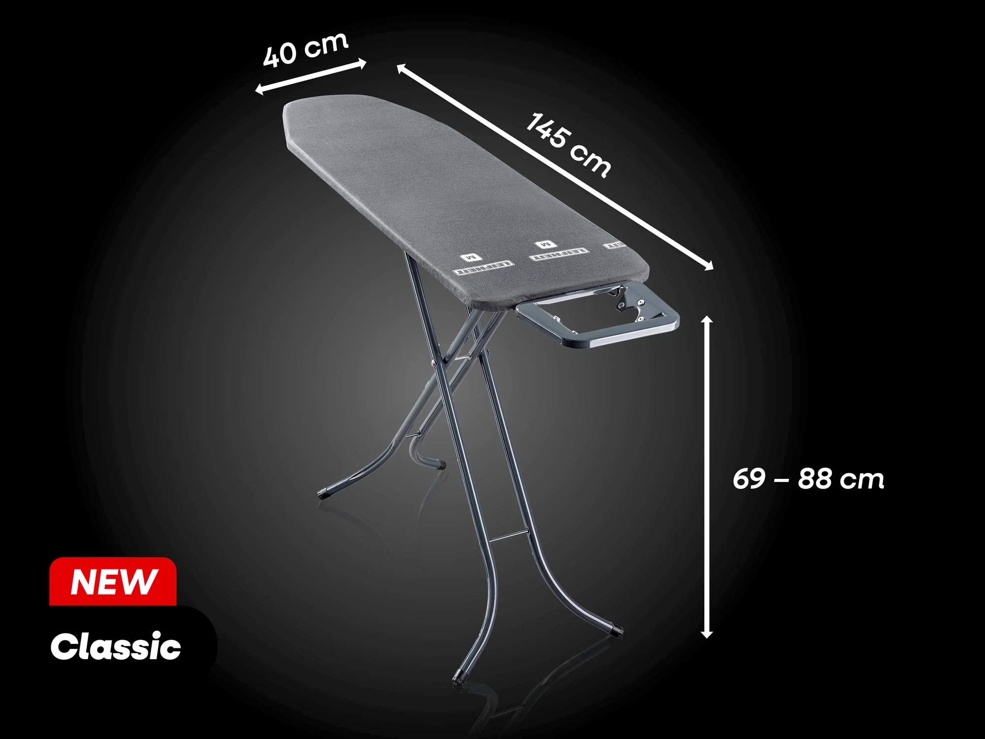Bügeltisch Classic M von Leifheit in Schwarz. Maße: 145 cm Länge, 40 cm Breite, höhenverstellbar von 69 bis 88 cm. Stabiler Stand, ideal für komfortables Bügeln.