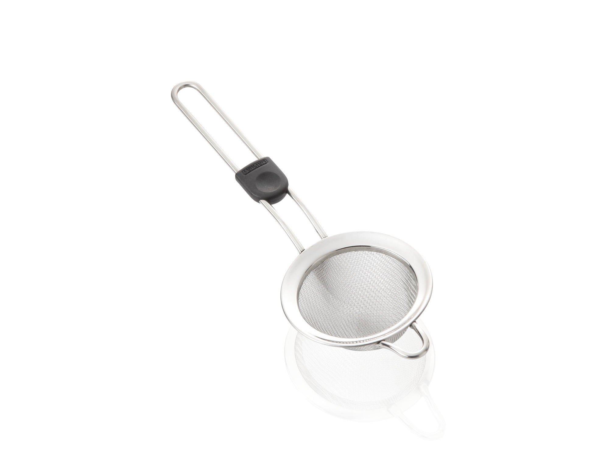 Kleines Küchensieb aus Edelstahl mit einem Durchmesser von 7,5 cm. Ideal zum Abseihen von Flüssigkeiten oder Bestäuben von Speisen. Langer Griff für einfache Handhabung.