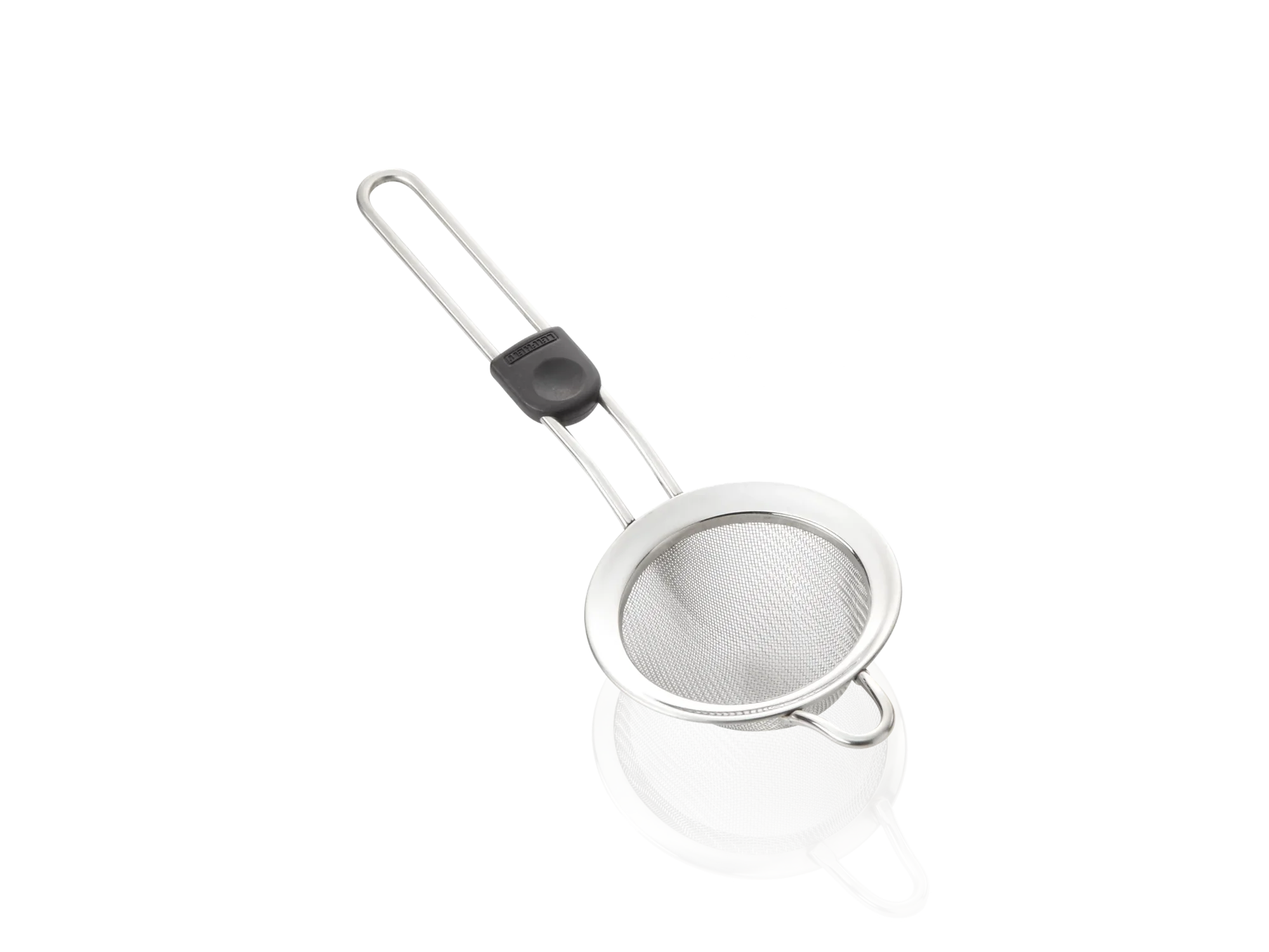 Petite passoire en acier inoxydable d'un diamètre de 7,5 cm. Idéale pour filtrer les liquides ou saupoudrer les aliments. Long manche pour une manipulation facile.