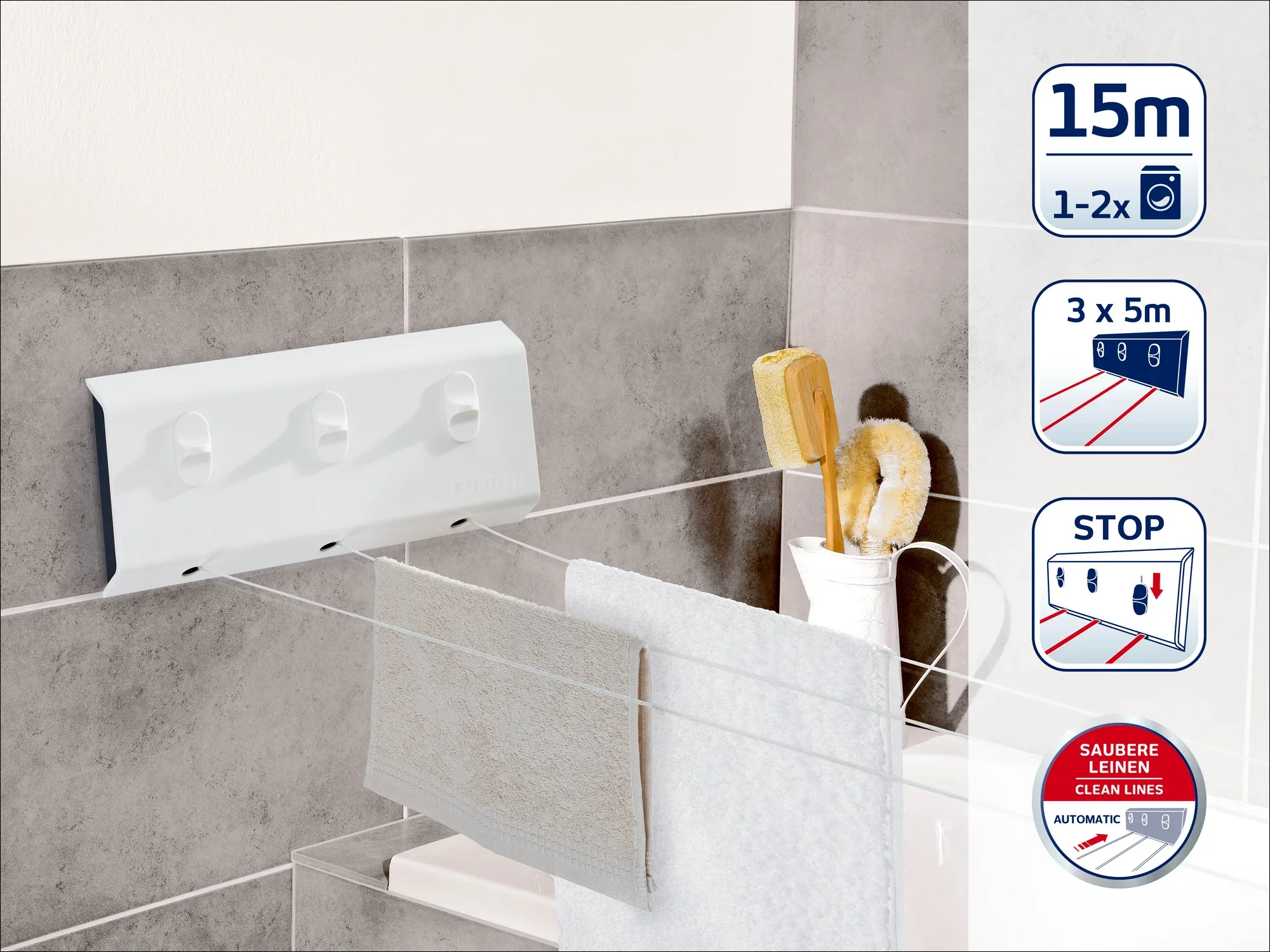 Un sèche-linge mural avec trois cordes extensibles, fixé à un mur carrelé gris dans une salle de bains. À côté, des symboles indiquent la longueur et les fonctions des cordes.