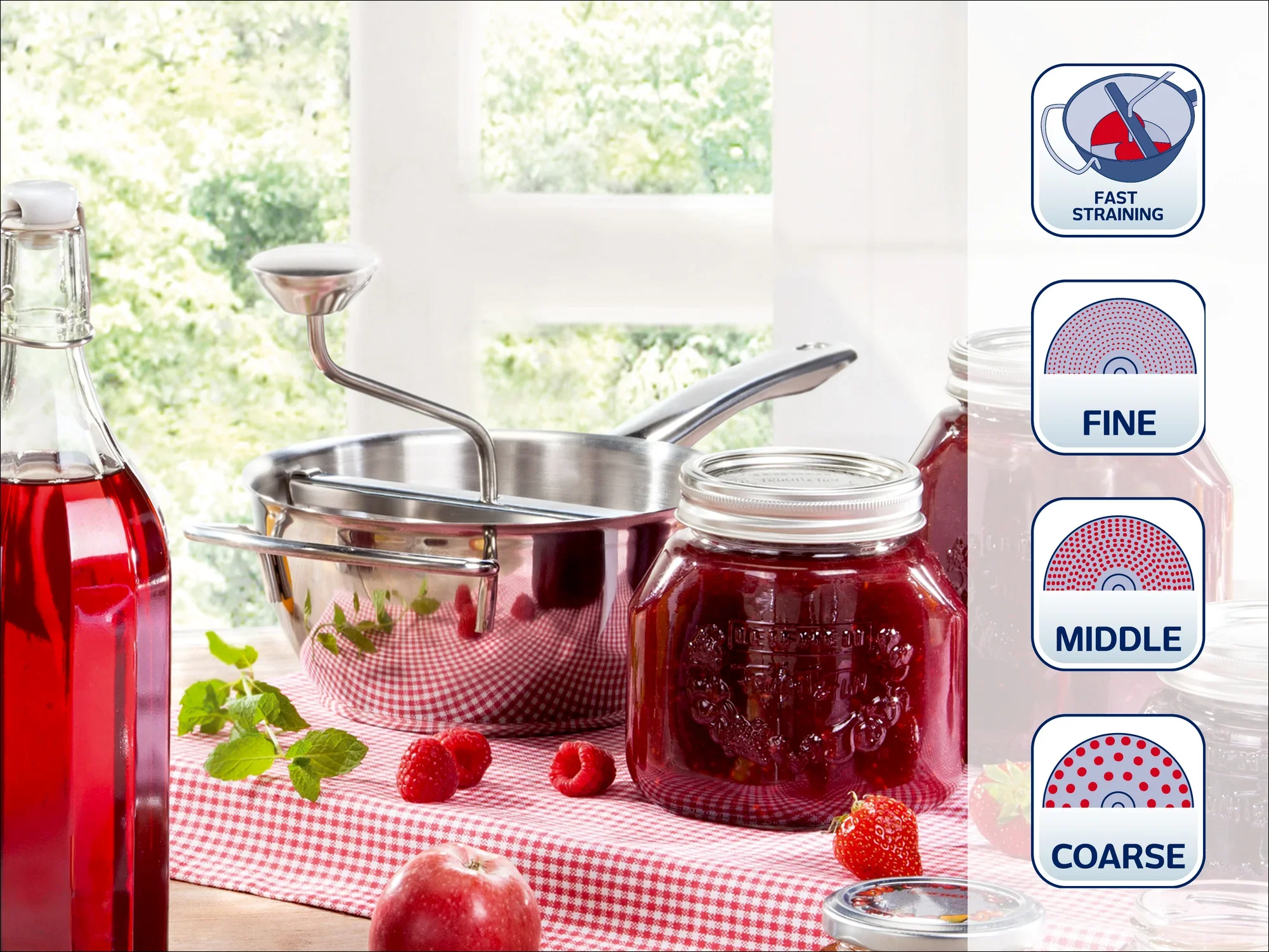 Een keukenzeefset met verschillende maten zeven: fijn, medium en grof. Ideaal voor het zeven van vloeistoffen. Op de achtergrond zie je glazen rood sap en verse frambozen.