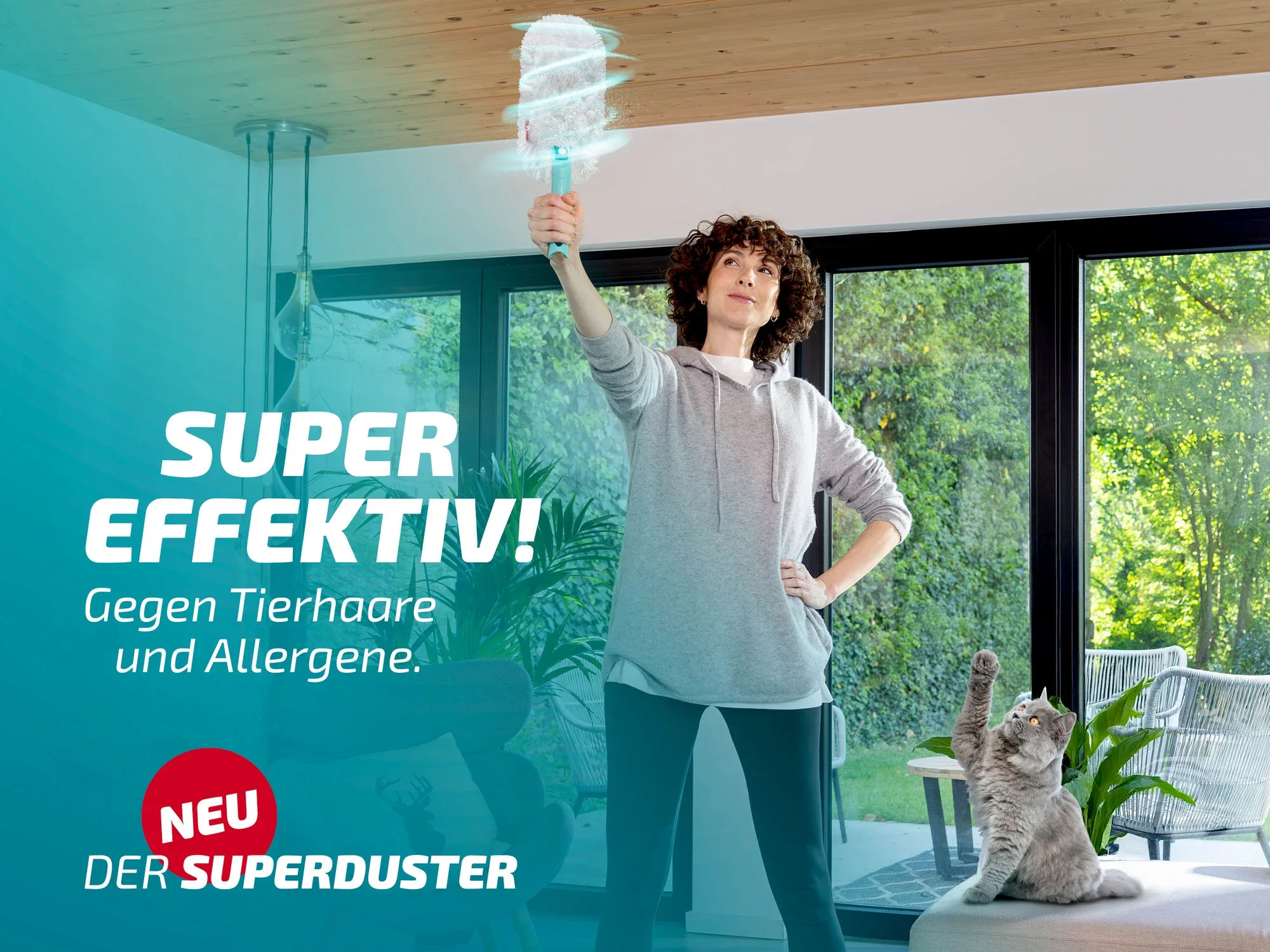 Eine Frau benutzt den Leifheit Superduster, um Staub von der Decke zu entfernen. Neben ihr sitzt eine Katze auf einem Sofa. Der Text auf dem Bild betont die Effektivität gegen Tierhaare und Allergene.