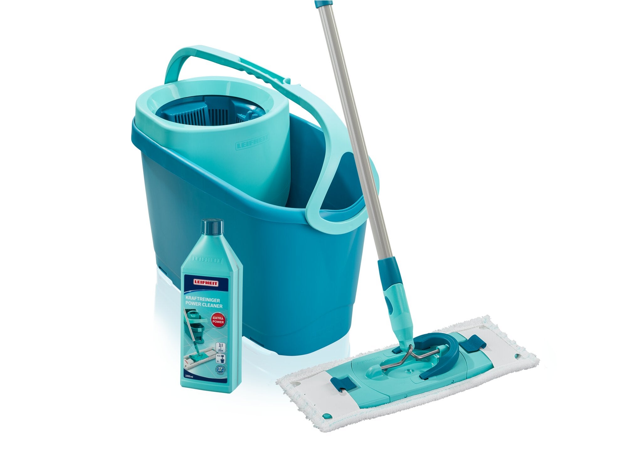 Set CLEAN TWIST M Ergo micro duo mit Kraftreiniger. Das Bild zeigt einen Eimer mit Schleudermechanismus, einen Wischmopp und eine Flasche Reinigungsmittel. Ideal für gründliche Bodenreinigung.