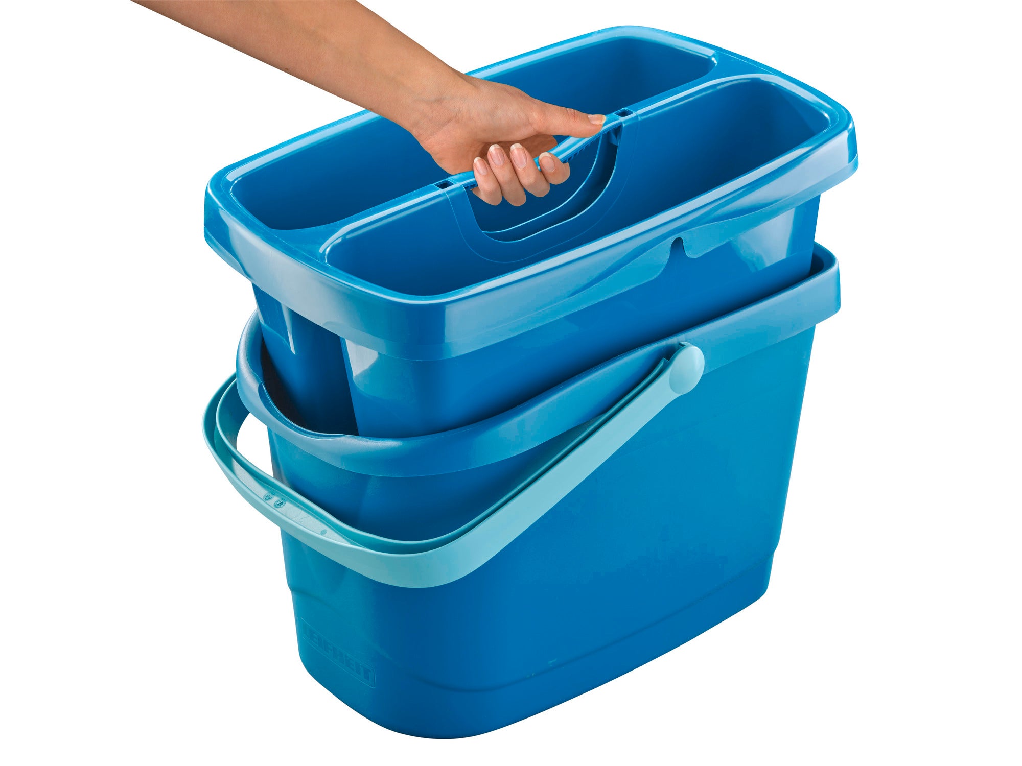 Ein blauer Eimer mit zwei Fächern und einem ergonomischen Griff, der für die einfache Handhabung konzipiert ist. Ideal für die Verwendung mit dem Profi XL Reinigungssystem.