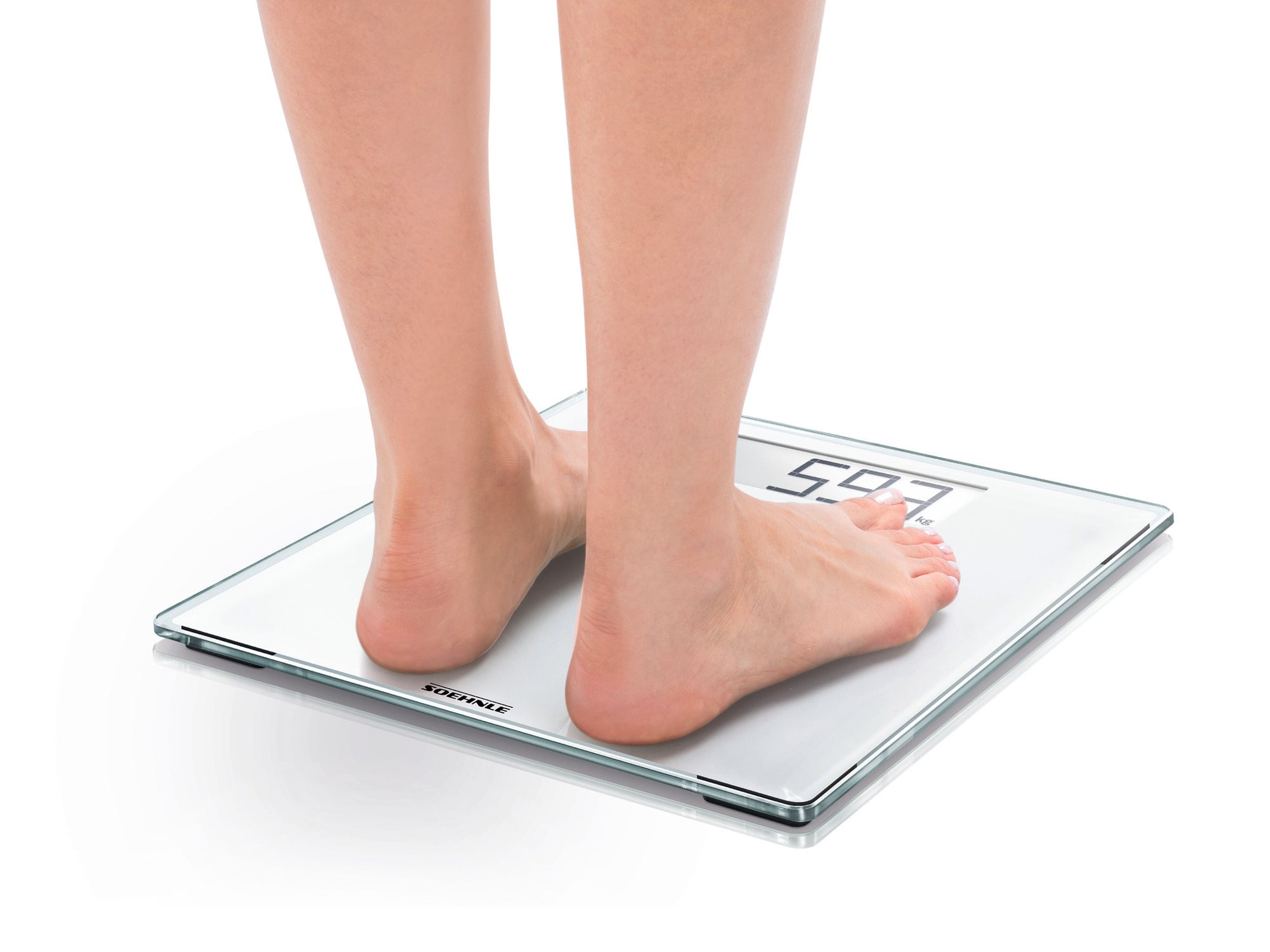 Eine Person steht barfuß auf der digitalen Personenwaage Style Sense Comfort 100. Die Waage zeigt das Gewicht auf einem gut lesbaren Display an. Ideal für präzise Messungen.