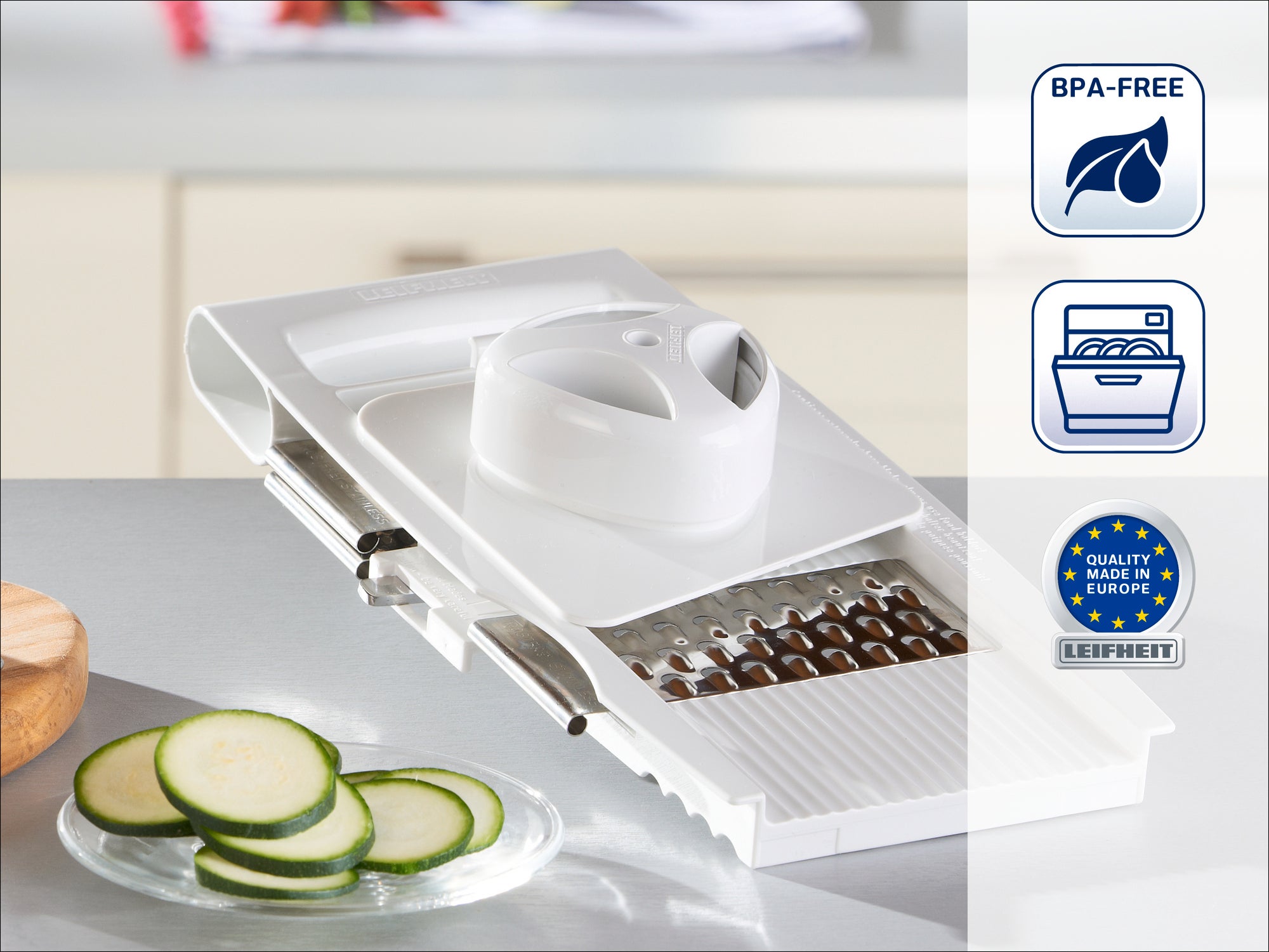 Ein weißer Gemüsehobel mit scharfen Klingen, ideal zum Schneiden von Gurken. BPA-frei, spülmaschinengeeignet und in Europa hergestellt. Perfekt für die moderne Küche.