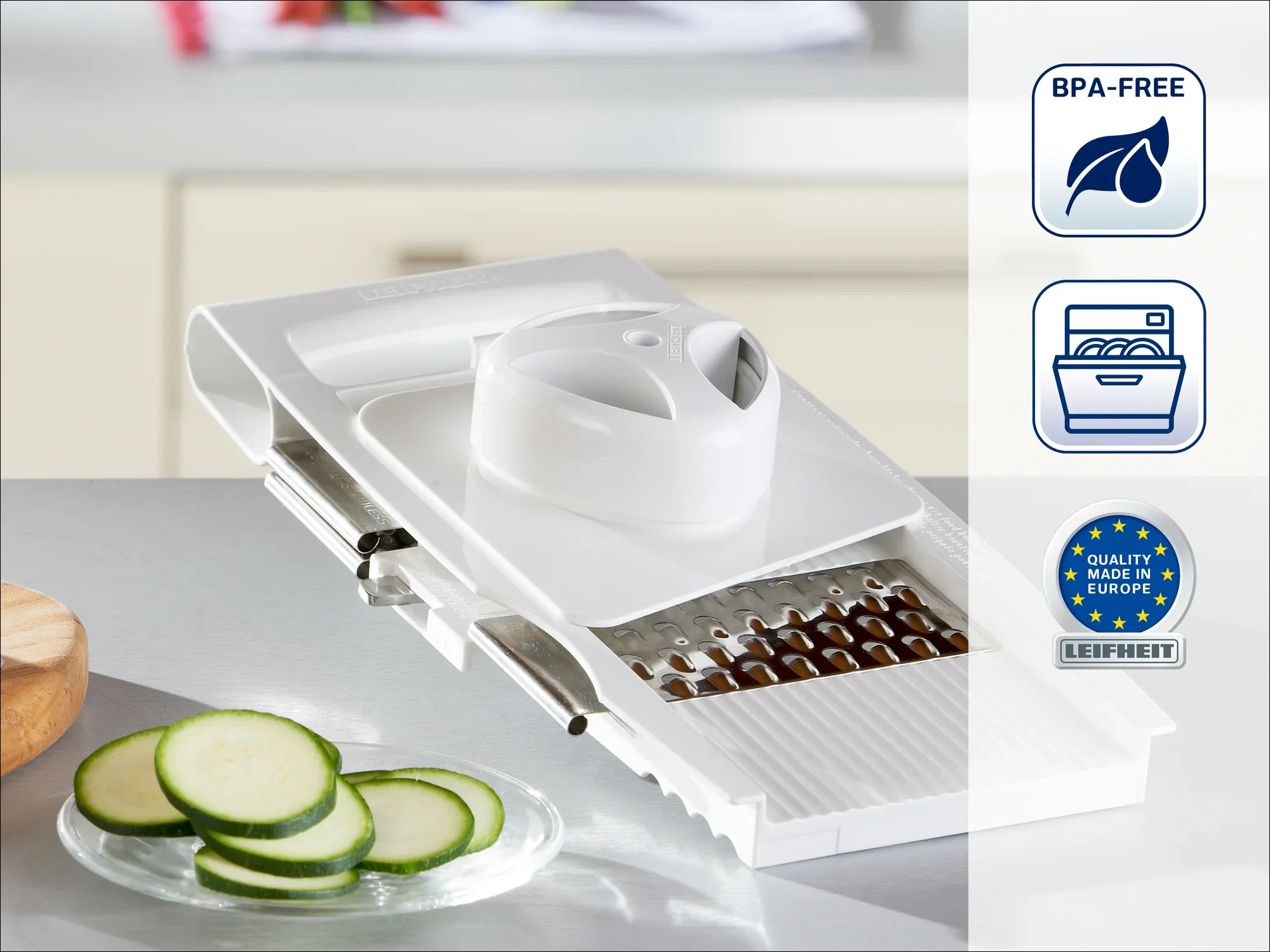 Een witte groentesnijder met scherpe messen, ideaal voor het snijden van komkommers. BPA-vrij, vaatwasmachinebestendig en gemaakt in Europa. Perfect voor de moderne keuken.