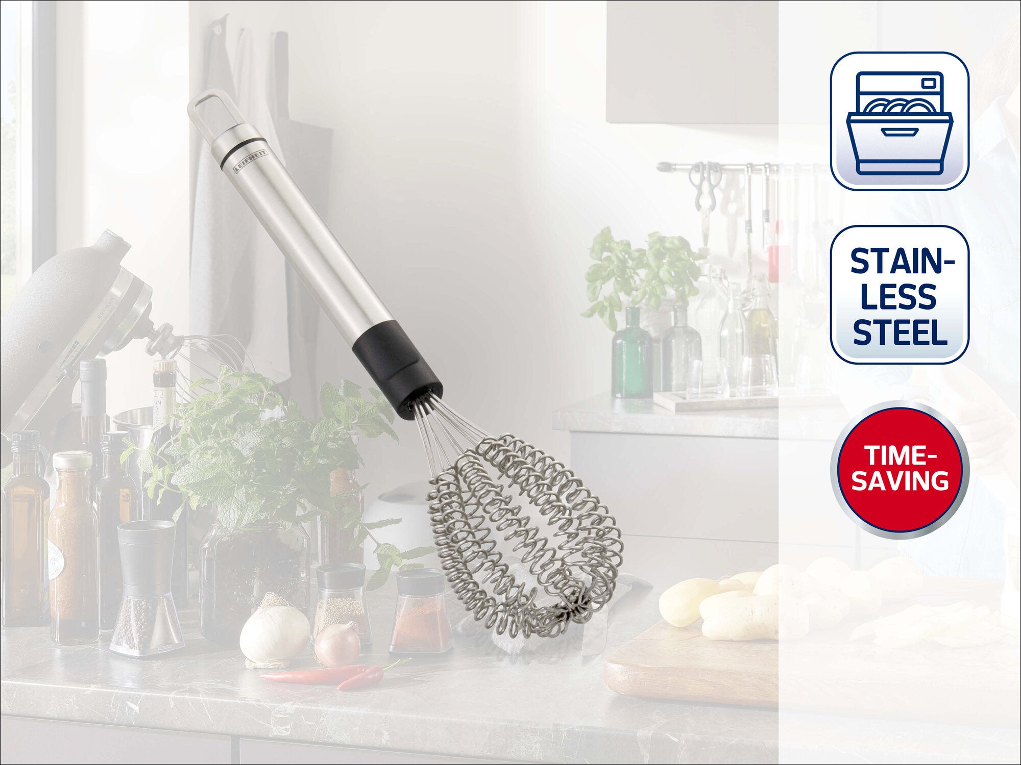 Leifheit Küchenhelfer Sterling Schneebesen aus Edelstahl mit halbautomatischem Drehmechanismus und schwarzem Griff, auf einer Küchenarbeitsplatte vor hellem Hintergrund, mit Symbolen für rostfreien Stahl und zeitsparende Anwendung.