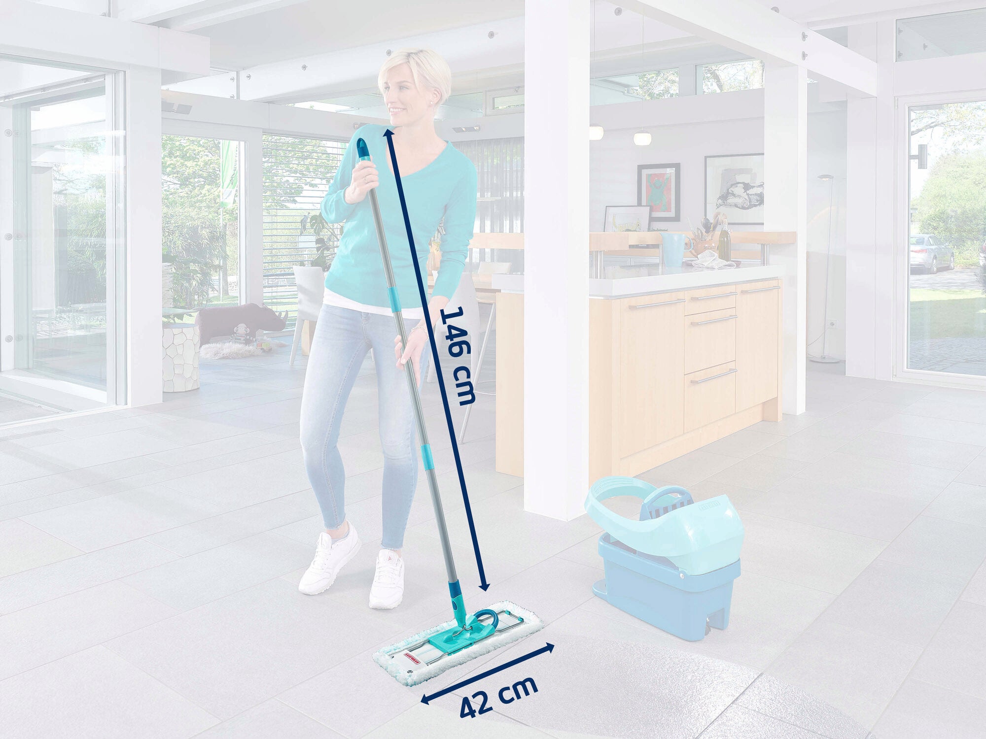 Bodenwischer Profi XL micro duo von Leifheit in einem modernen Wohnzimmer. Eine Person wischt den Boden mit dem 146 cm langen Stiel und 42 cm breiten Wischkopf.