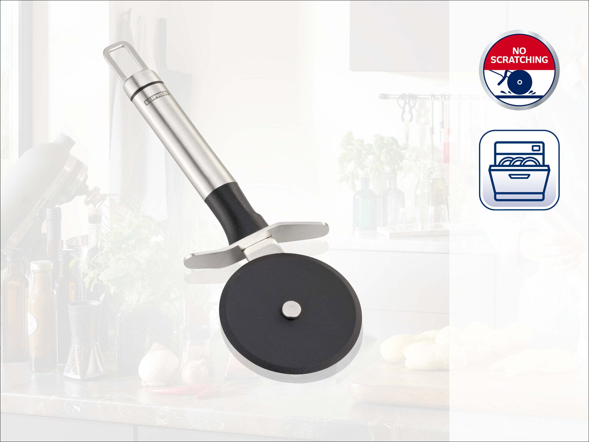 Leifheit Pizzaschneider mit Edelstahlgriff und großem schwarzem Schneidrad auf heller Küchenarbeitsfläche; ergonomische Form, spülmaschinengeeignet und schonend zu beschichteten Oberflächen.