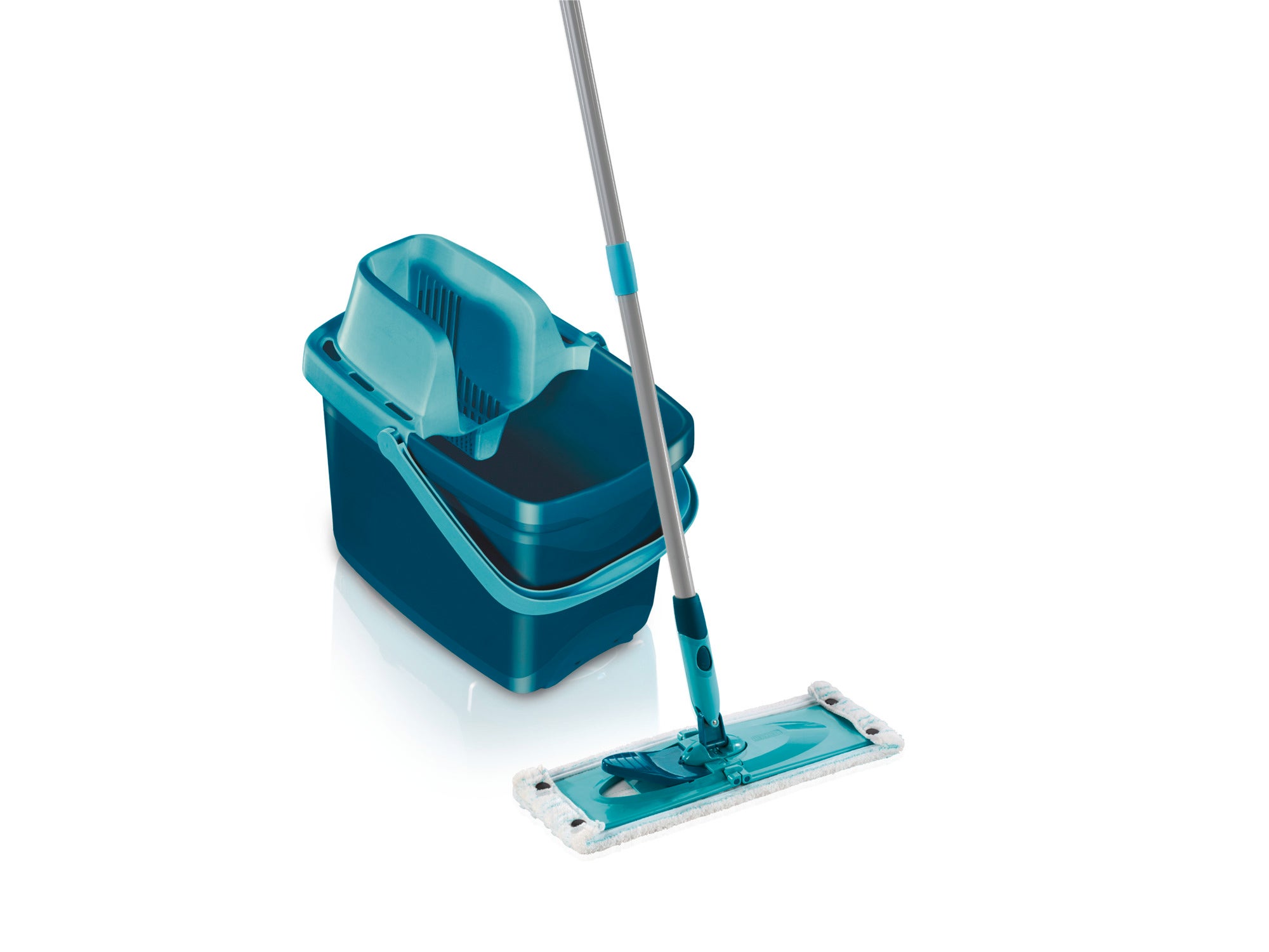 Een set bestaande uit een rechthoekige mop en een emmer met uitwringmechanisme. Ideaal voor het grondig reinigen van vloeren in huis.