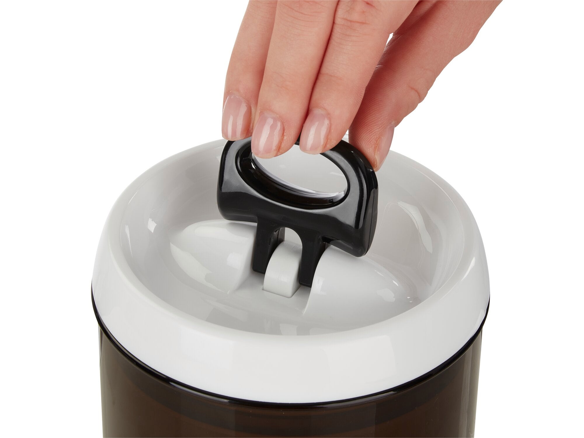 Een hand opent het deksel van een Fresh and Easy voorraadbeker. De container is ideaal voor het bewaren van koffie en zorgt voor versheid en eenvoudig gebruik.