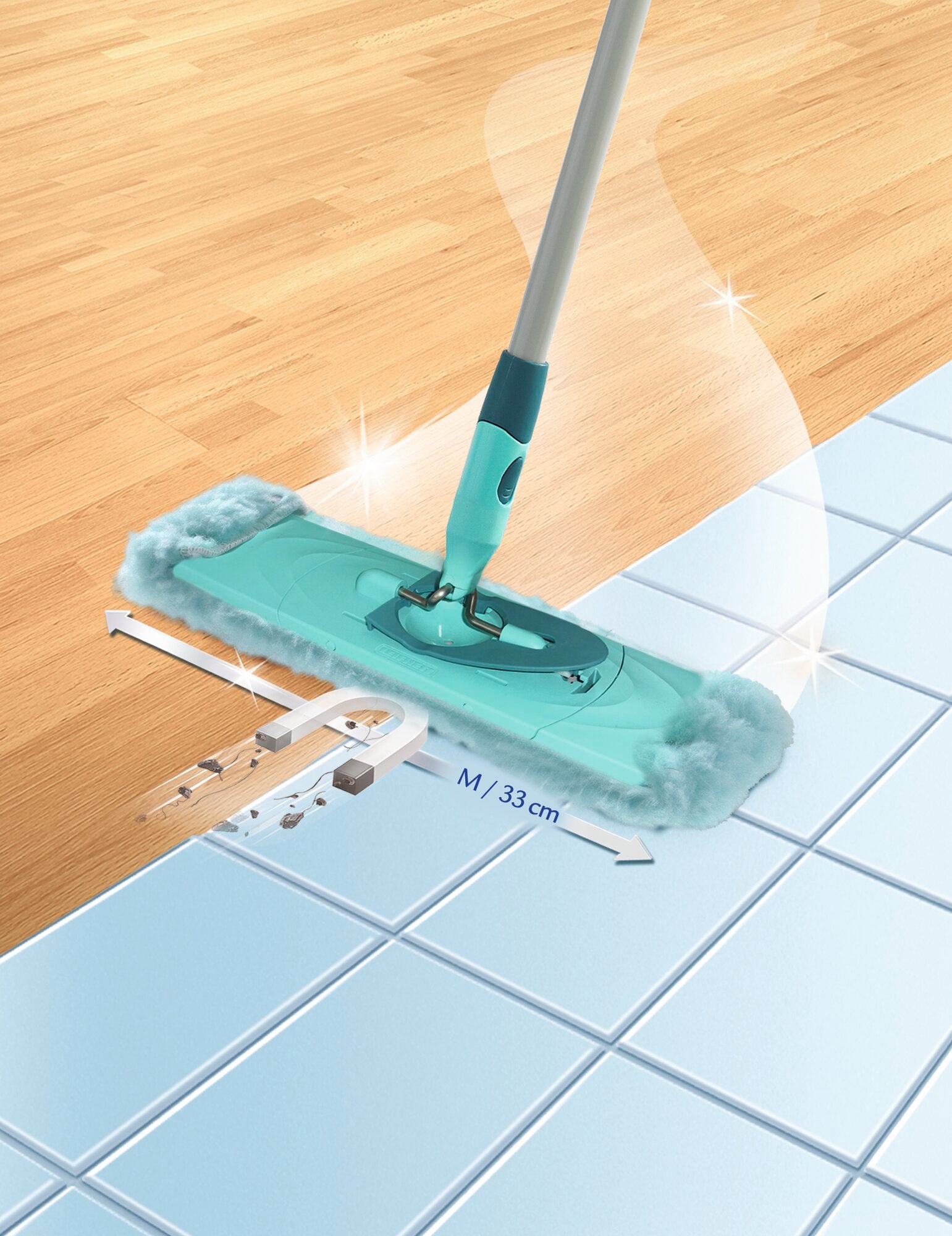 Une housse de balai à franges du modèle CLEAN TWIST M est utilisée sur une surface carrelée. La housse mesure 33 cm de large et est idéale pour le nettoyage en profondeur des sols.