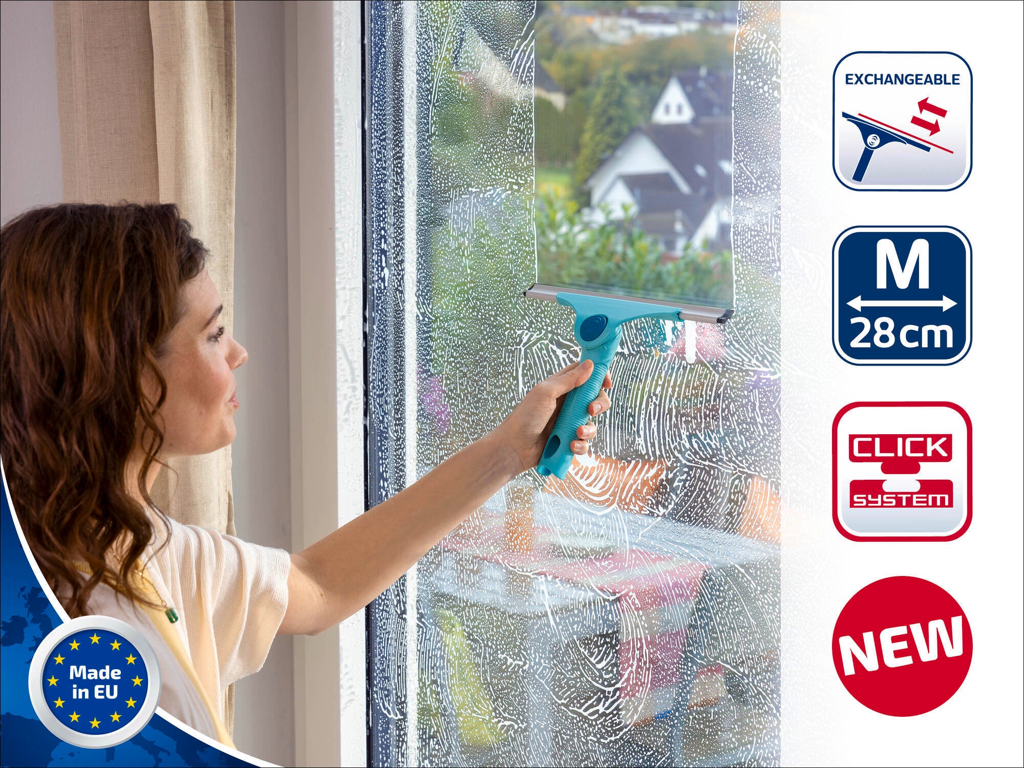 Une femme nettoie une fenêtre à l'aide d'un aspirateur pour vitres. Le produit a une largeur de 28 cm et fait partie du système Click. Fabriqué dans l'UE, avec des accessoires interchangeables.