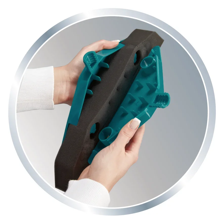 Eén paar handen houdt het vervangende Soft&Easy-schuim vast, dat in een rond frame wordt gepresenteerd. Het schuim is zwart met blauwe plastic elementen.