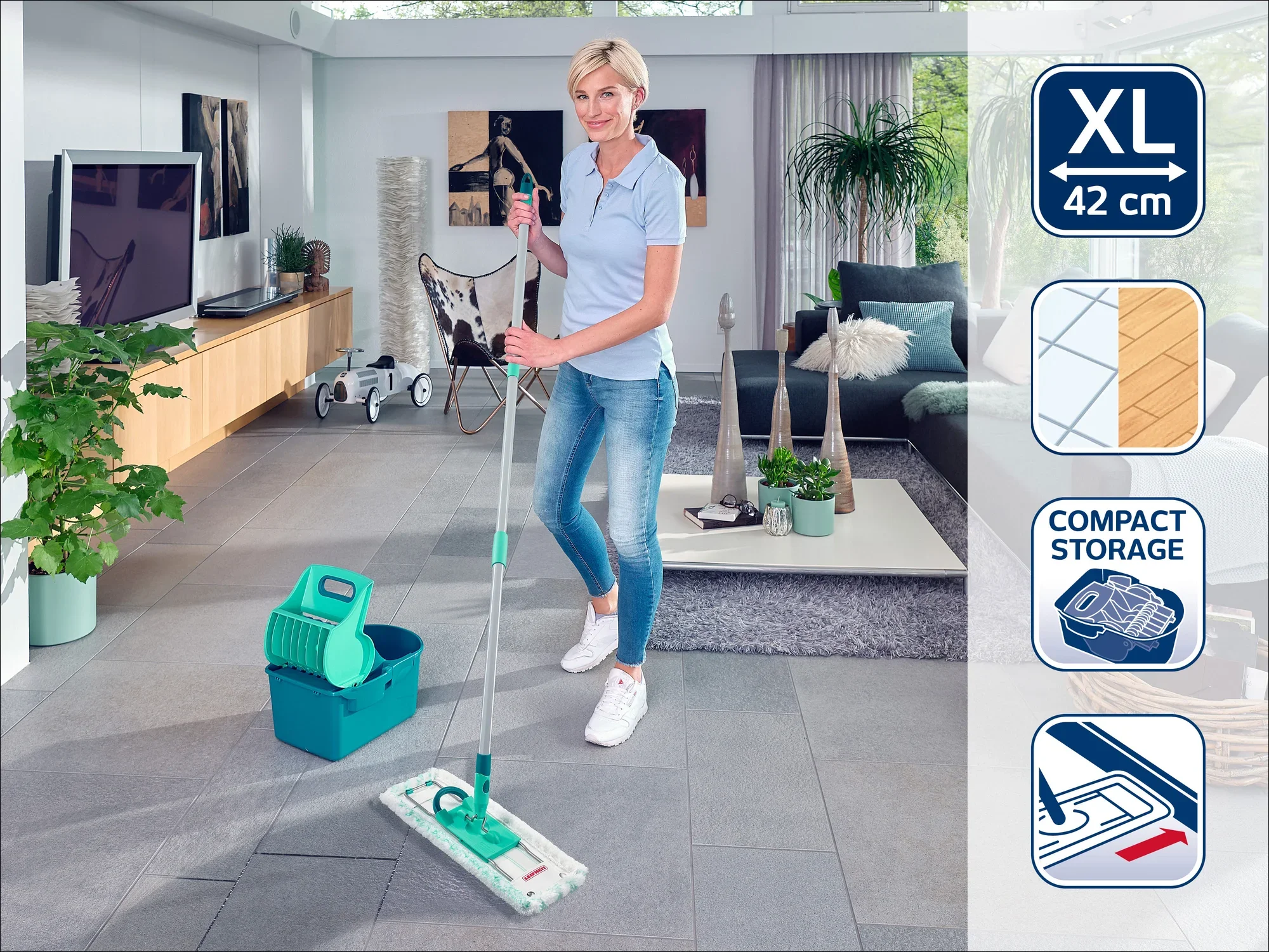 Een vrouw maakt de vloer schoon met een Leifheit dweil in een moderne woonkamer. De mop heeft een XL-breedte van 42 cm en is compact op te bergen.