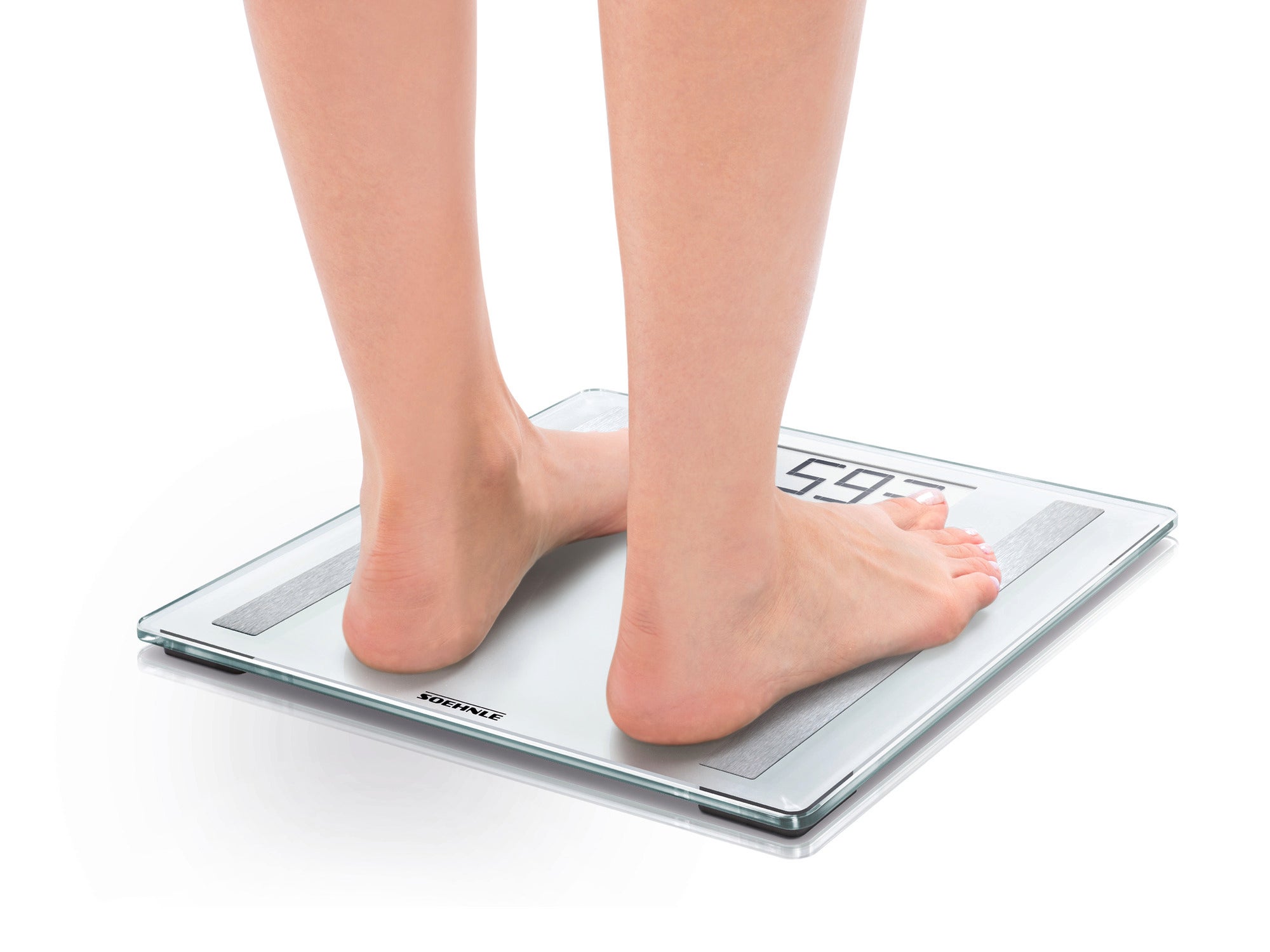 Eine Person steht barfuß auf der digitalen Personenwaage Shape Sense Control 200. Die Waage zeigt das Gewicht auf einem klaren, gut lesbaren Display an. Ideal für präzise Gewichtsmessungen.