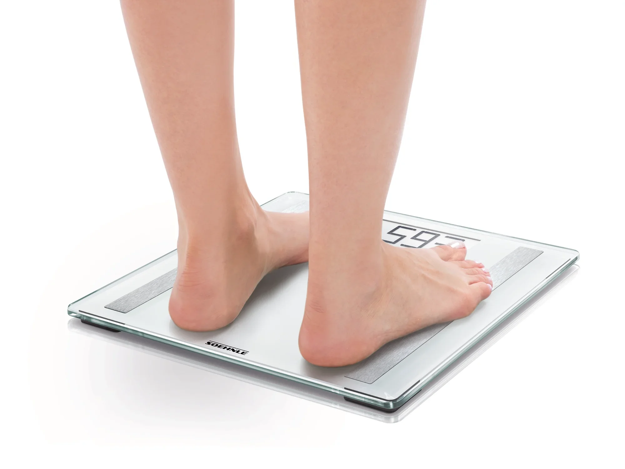 Osoba stoi boso na cyfrowej wadze łazienkowej Shape Sense Control 200. Waga pokazuje wagę na wyraźnym, czytelnym wyświetlaczu. Idealna do precyzyjnych pomiarów masy ciała.
