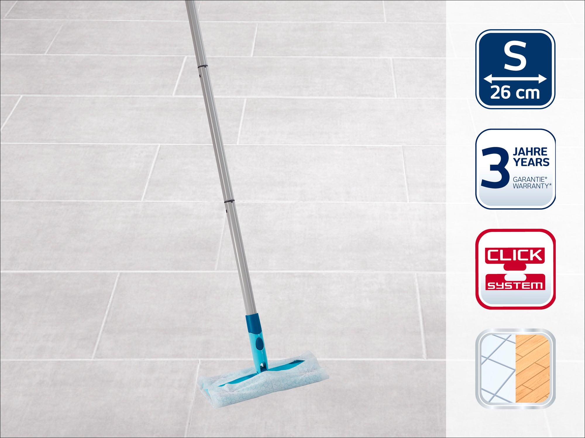 Mop z głowicą o szerokości 26 cm na jasnej podłodze wyłożonej kafelkami. Na zdjęciu widoczne są symbole 3-letniej gwarancji i systemu zatrzaskowego ułatwiającego obsługę.