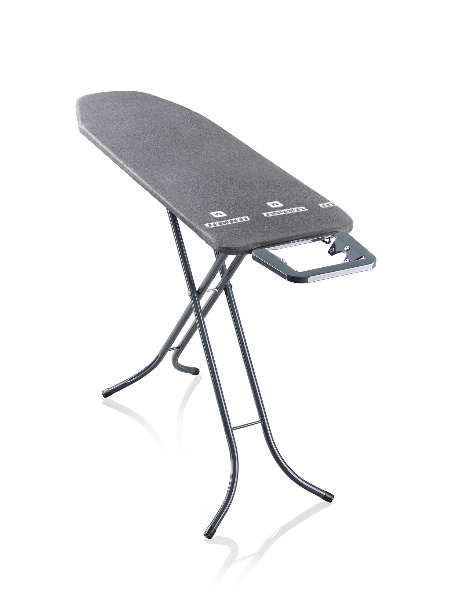 Bügeltisch Classic M Black: Ein stabiler, schwarzer Bügeltisch mit einer robusten Metallkonstruktion und einer hitzebeständigen Ablage für das Bügeleisen. Ideal für effizientes Bügeln.
