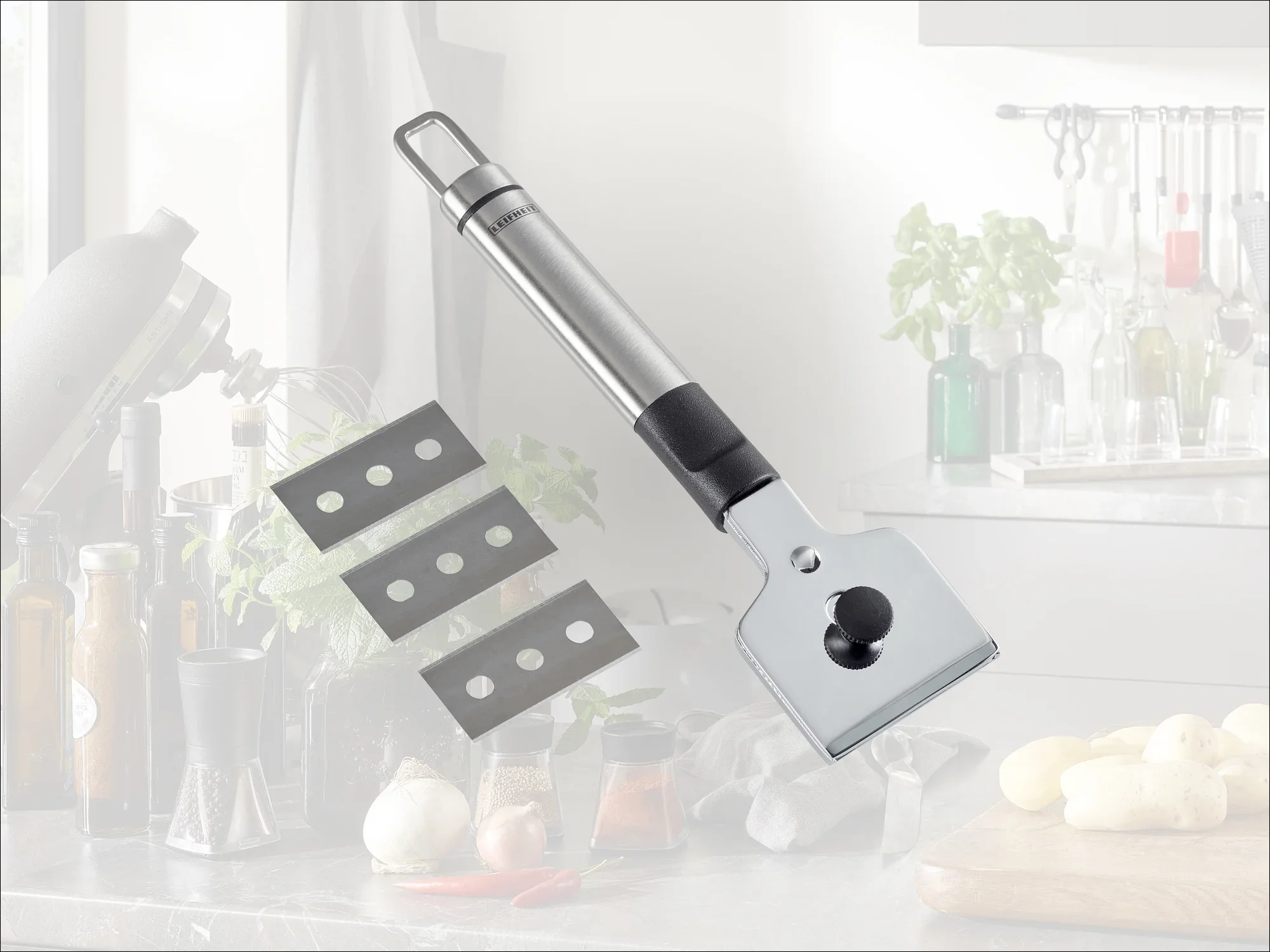 Wysokiej jakości skrobak kuchenny ze stali nierdzewnej z ergonomicznym uchwytem i trzema zapasowymi ostrzami. Idealny do usuwania uporczywych pozostałości na płytach grzewczych.