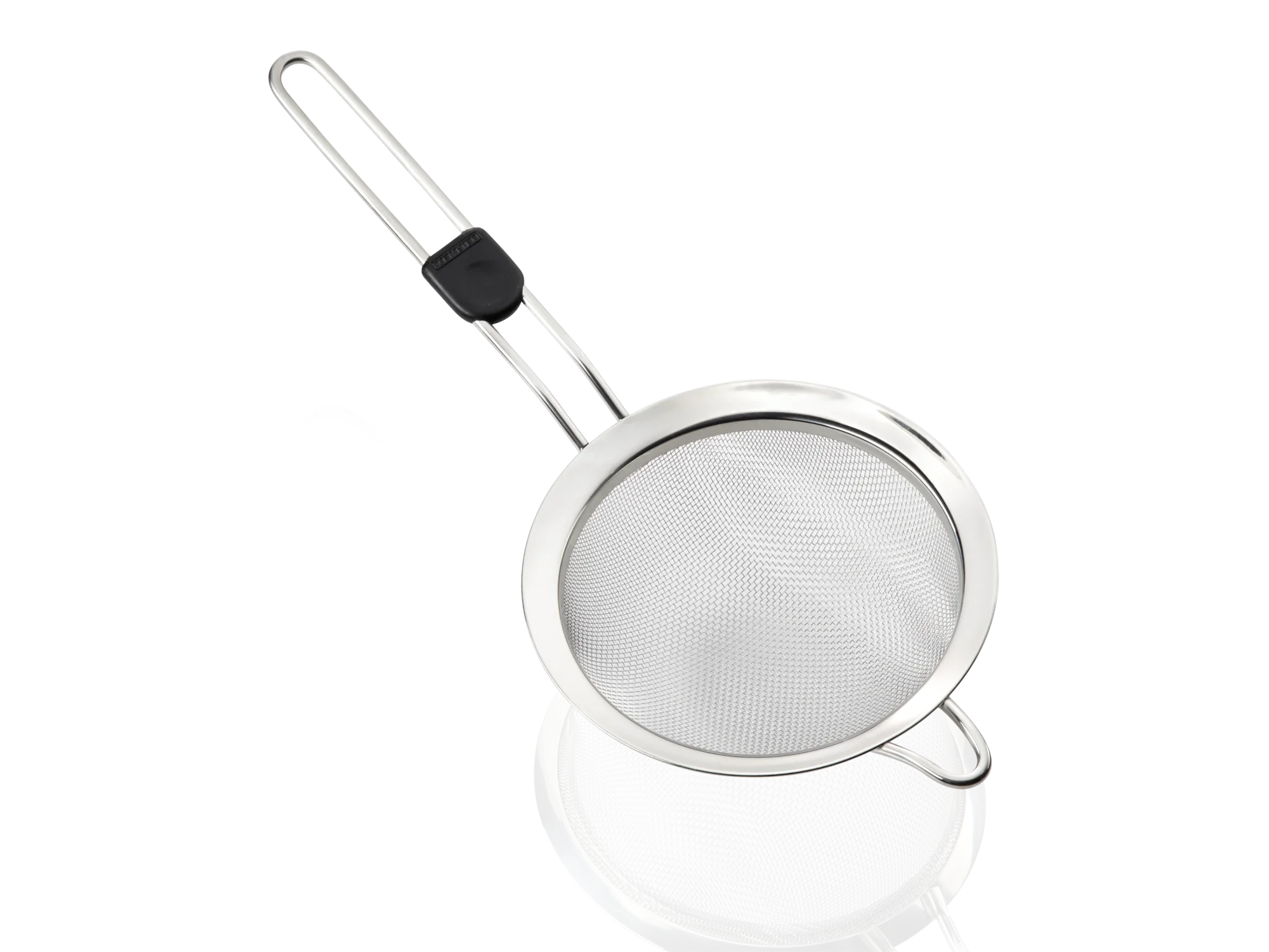 Passoire en acier inoxydable d'un diamètre de 16 cm. La passoire est dotée d'un long manche en plastique noir pour une bonne prise en main. Idéale pour égoutter les liquides et tamiser la farine.