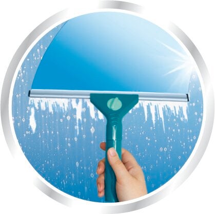 Fensterwischer WetDry mit Teleskopstiel in Aktion. Eine Hand hält den Wischer, während er Wasser und Schaum von einer Glasoberfläche entfernt. Ideal für streifenfreie Reinigung.