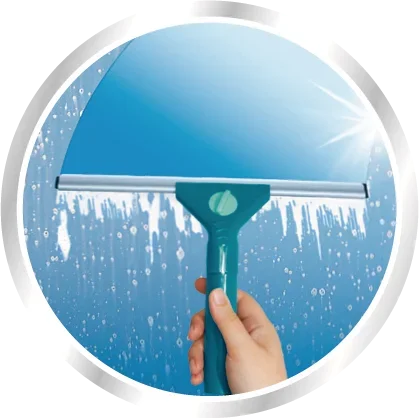 Ściągaczka do okien WetDry z uchwytem teleskopowym w akcji. Jedna ręka trzyma ściągaczkę, która usuwa wodę i pianę ze szklanej powierzchni. Idealna do czyszczenia bez smug.
